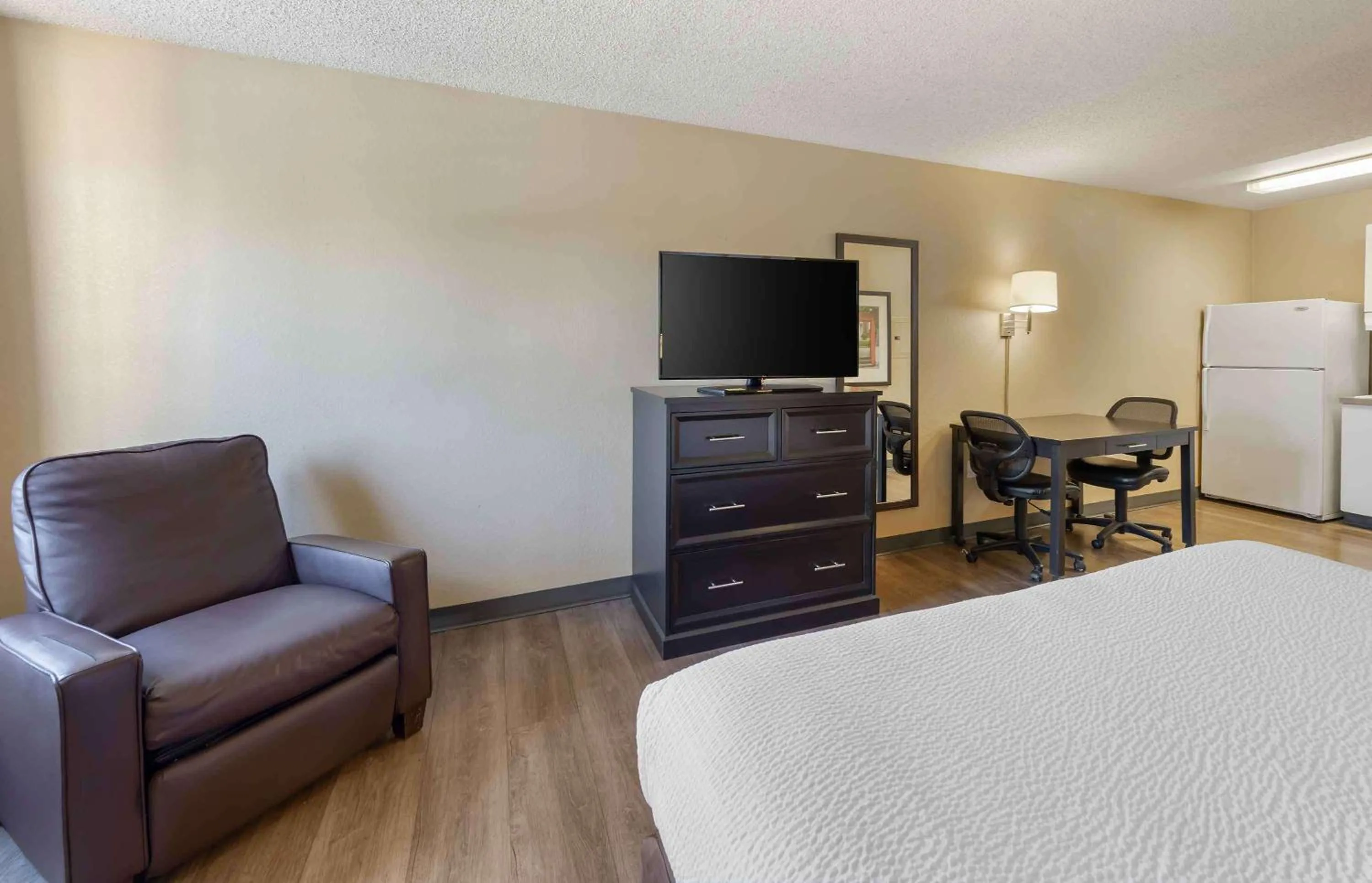 Bedroom, Bed in Extended Stay America Suites - Bakersfield - California Avenue