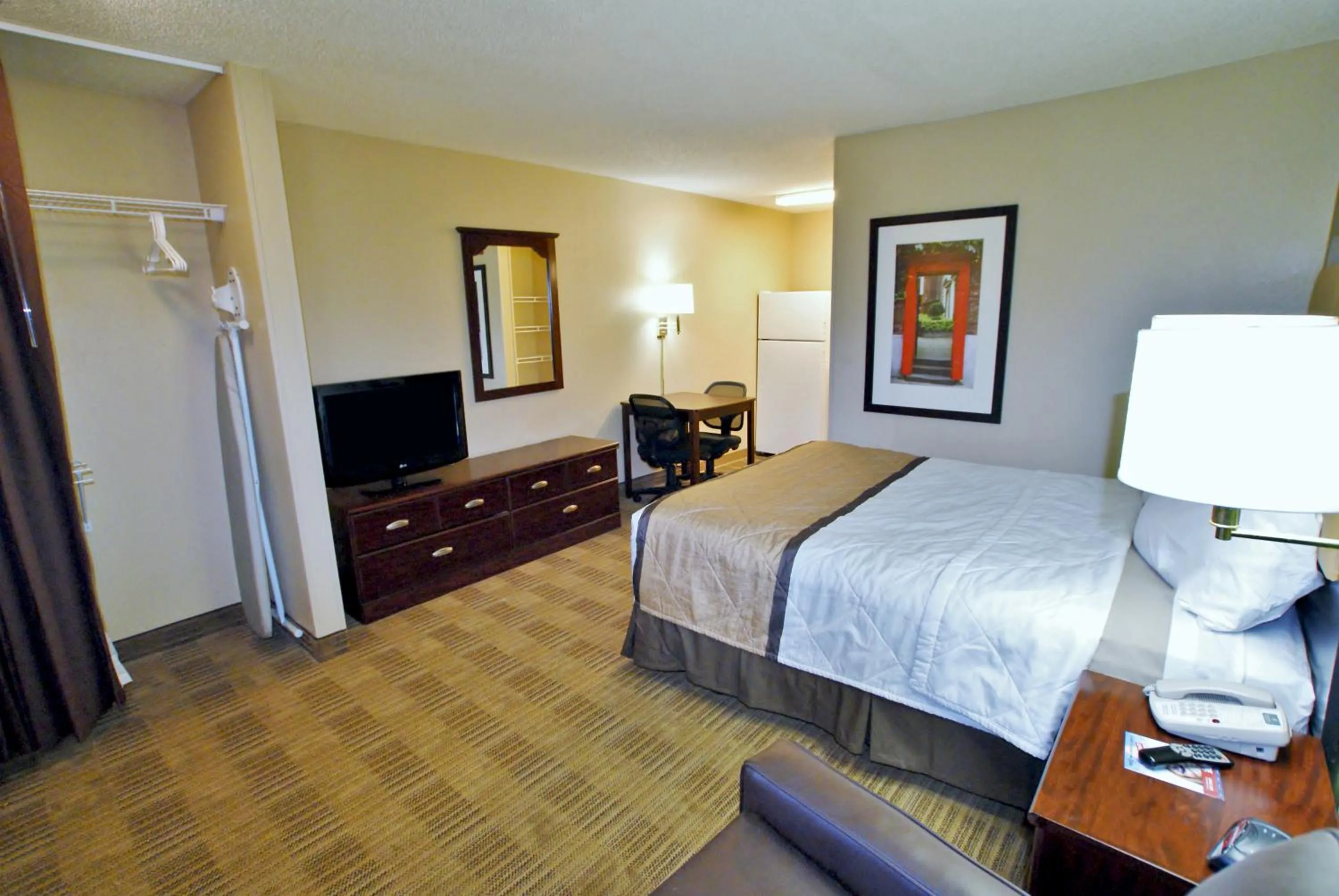 TV and multimedia in Extended Stay America Suites - Tulsa - Central