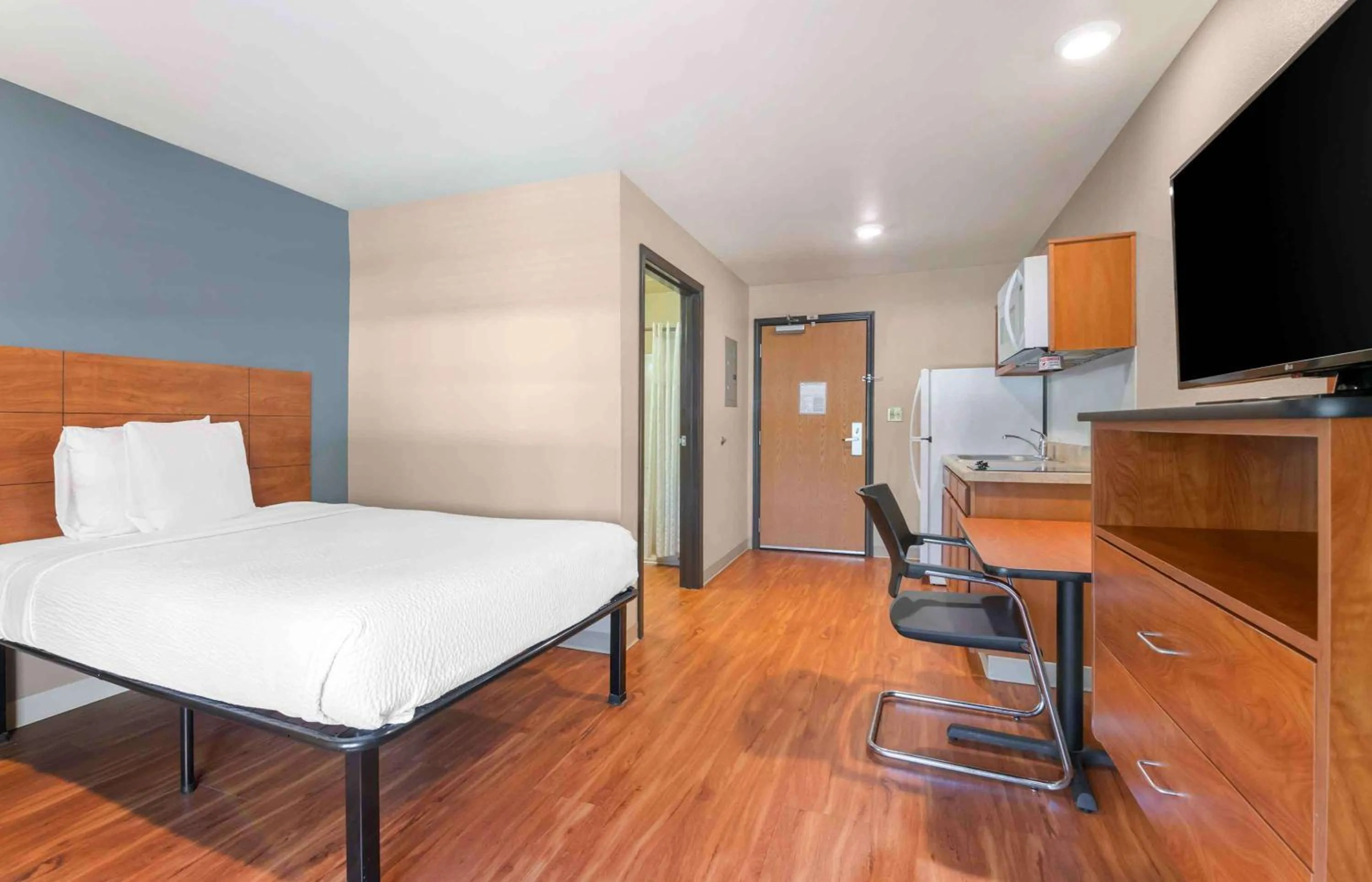 Bedroom in Extended Stay America Select Suites - Cincinnati - Sharonville