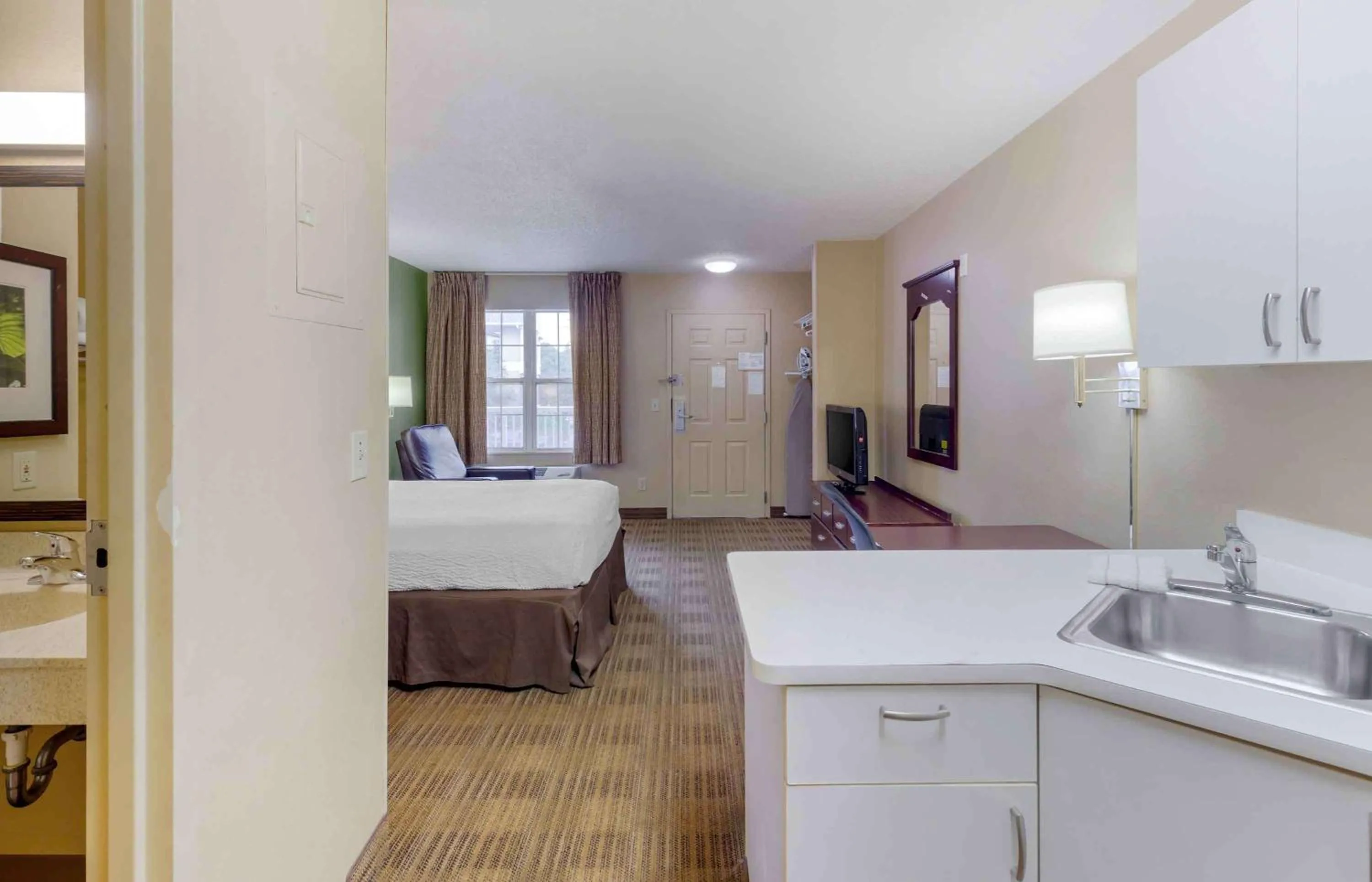 Bedroom, Bed in Extended Stay America Select Suites - Fayetteville - Owen Dr