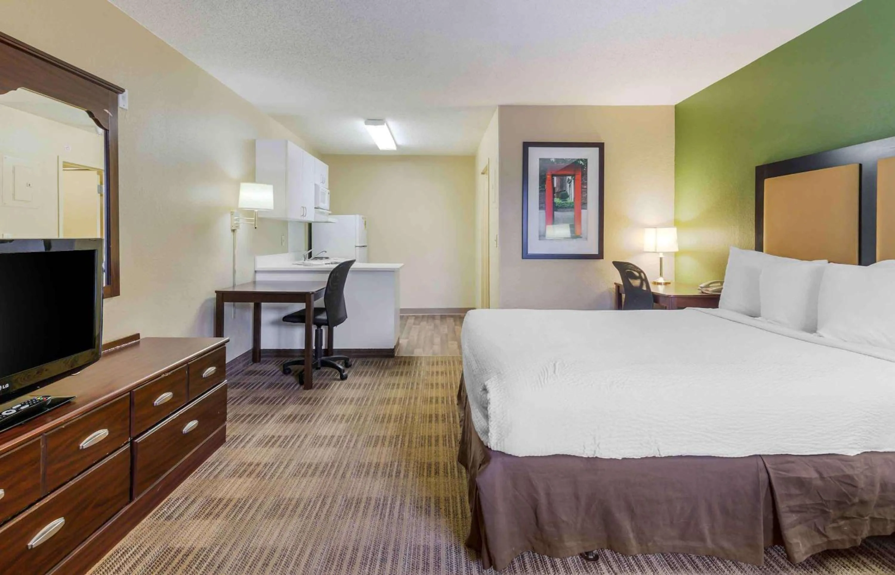 Bedroom, Bed in Extended Stay America Select Suites - Fayetteville - Owen Dr