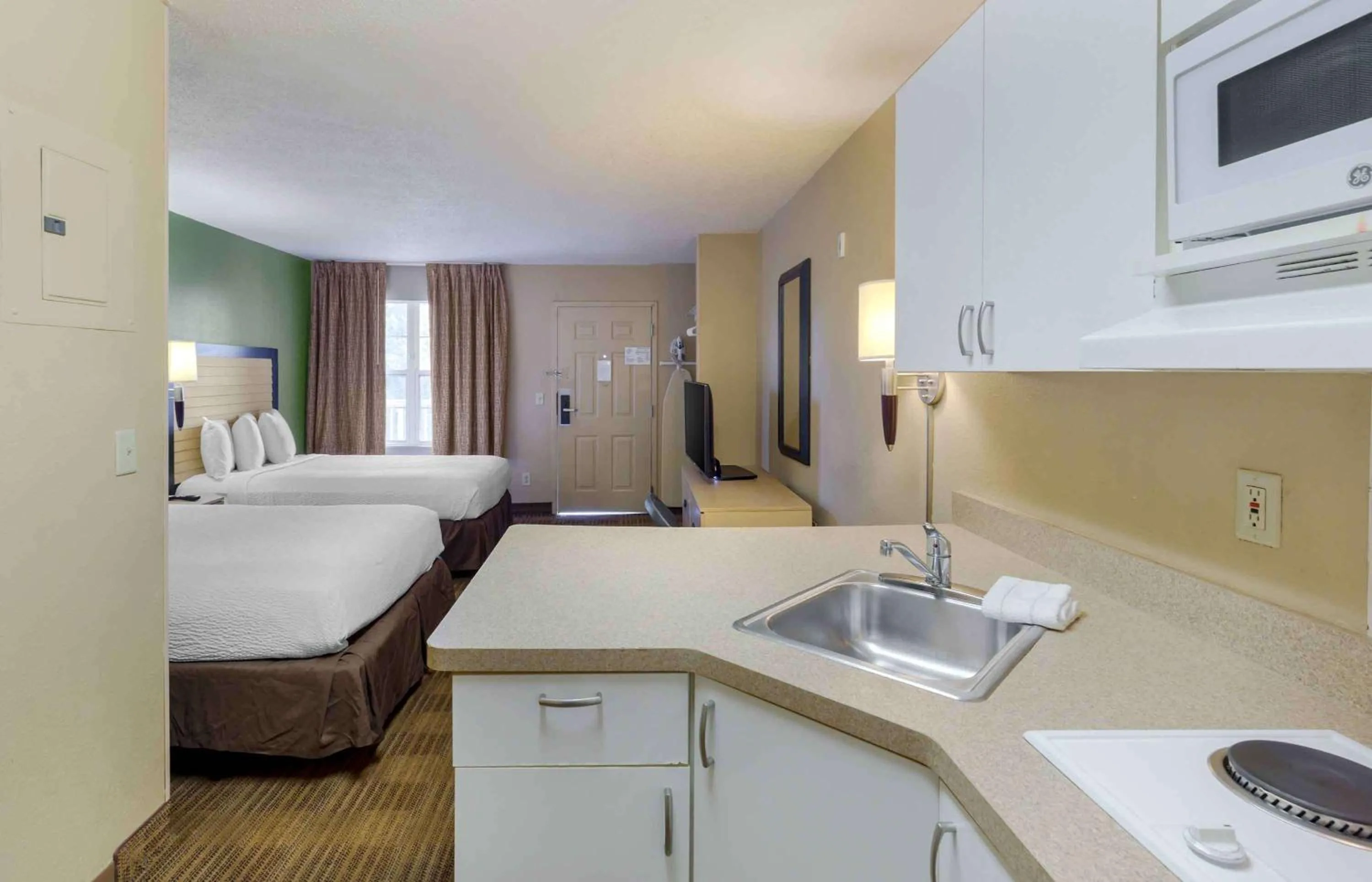 Bedroom, Bed in Extended Stay America Select Suites - Fayetteville - Owen Dr