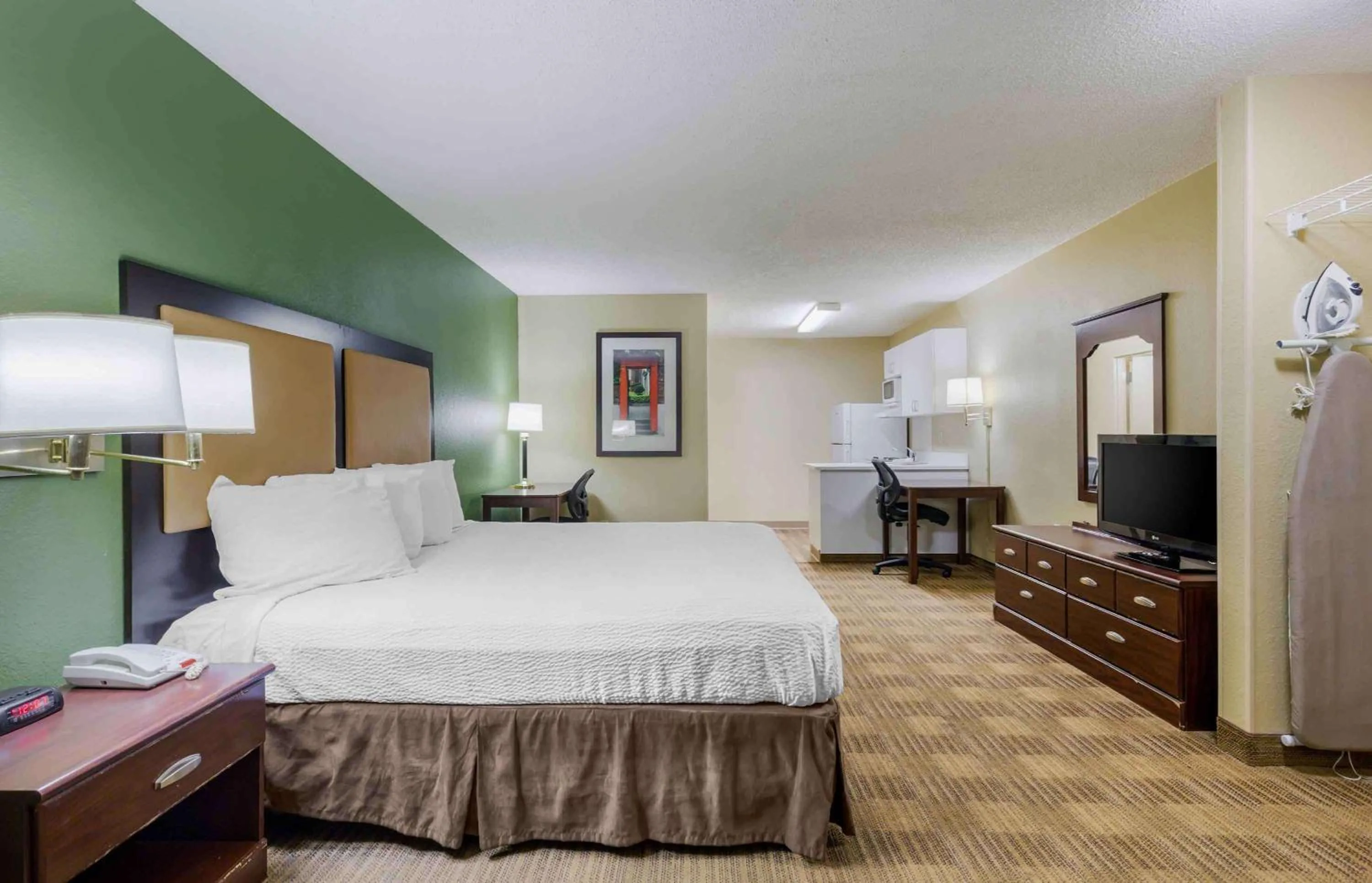 Bedroom, Bed in Extended Stay America Select Suites - Fayetteville - Owen Dr