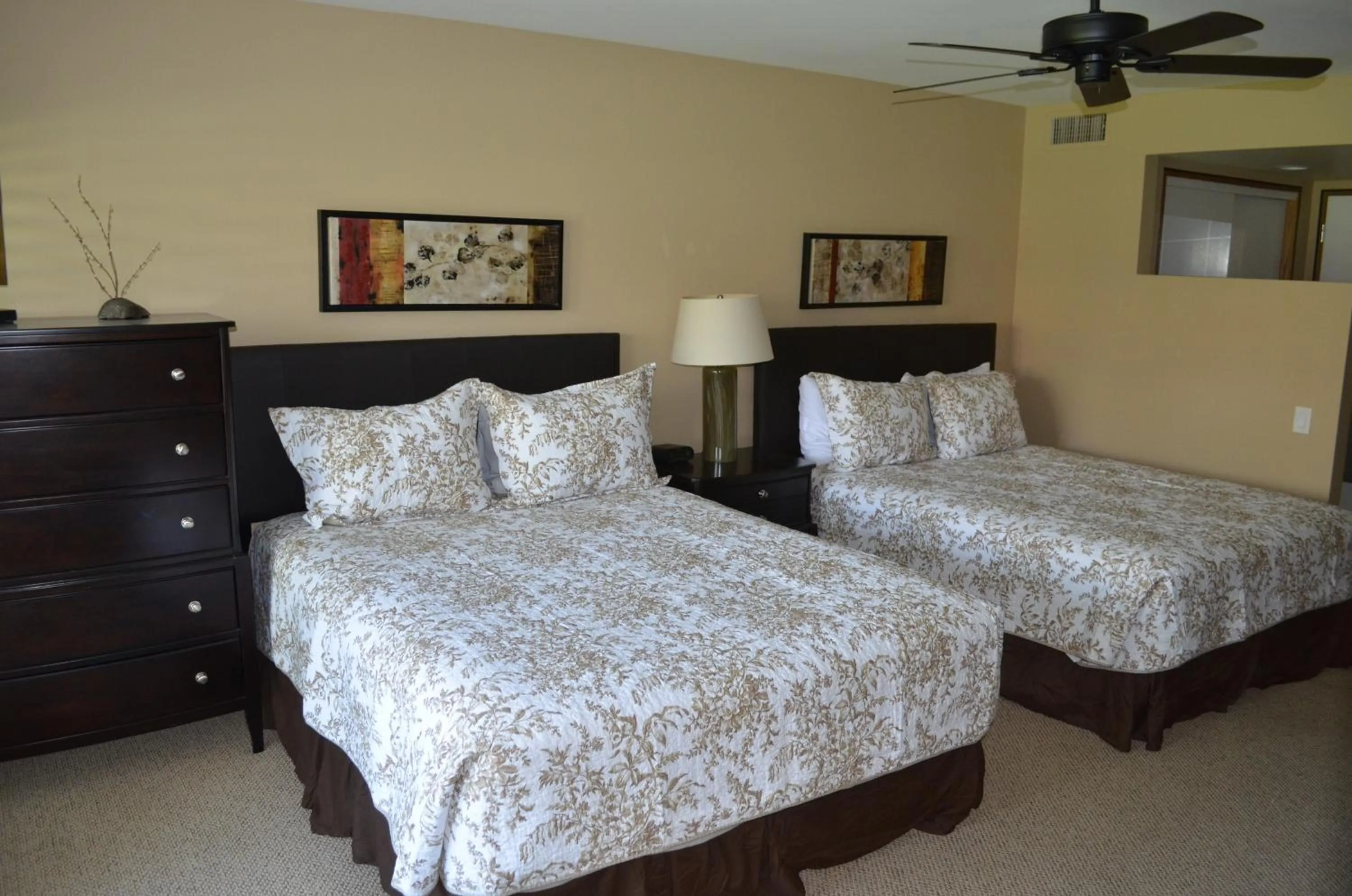 Property building, Bed in Shadow Mountain Resort