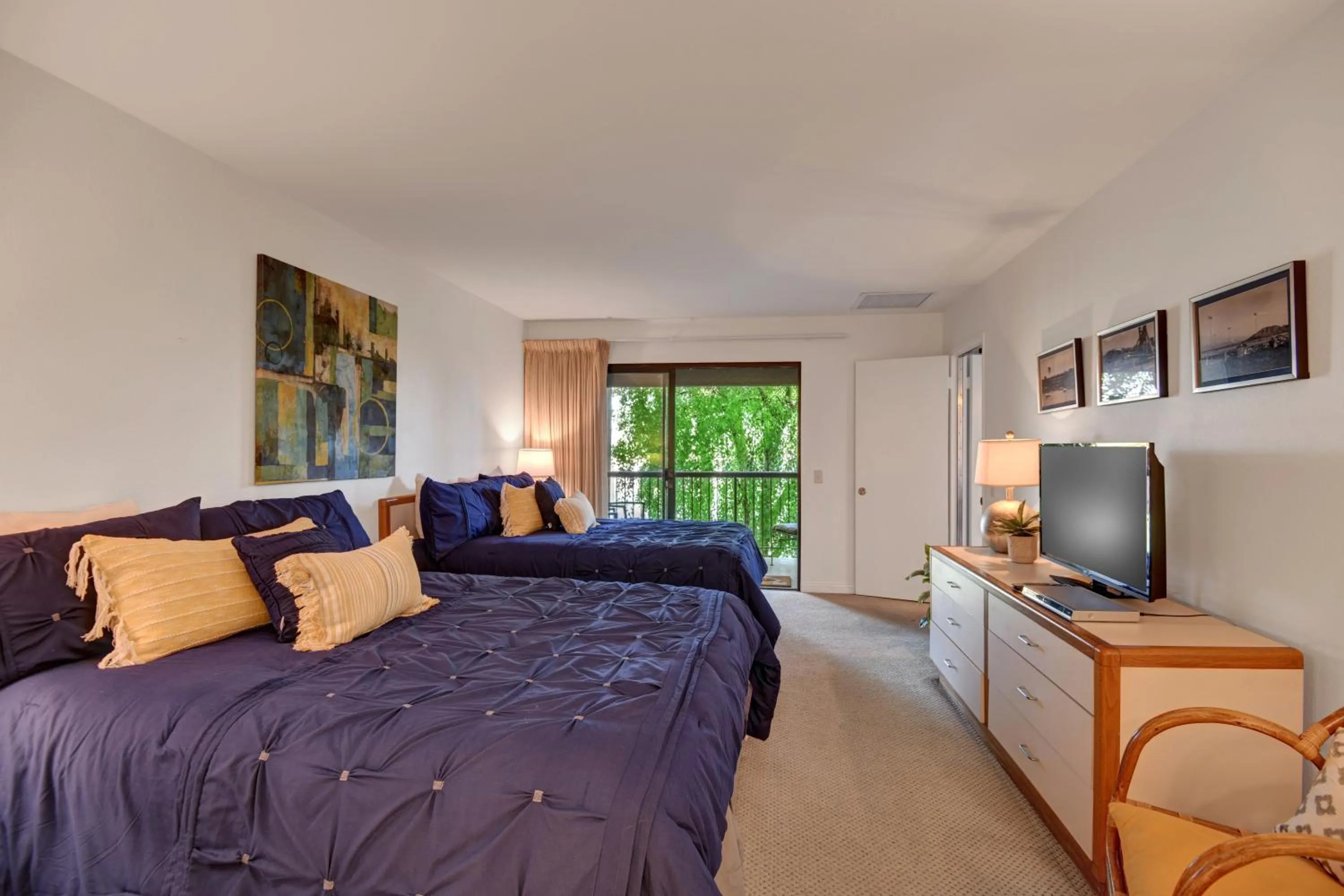 Property building, Bed in Shadow Mountain Resort