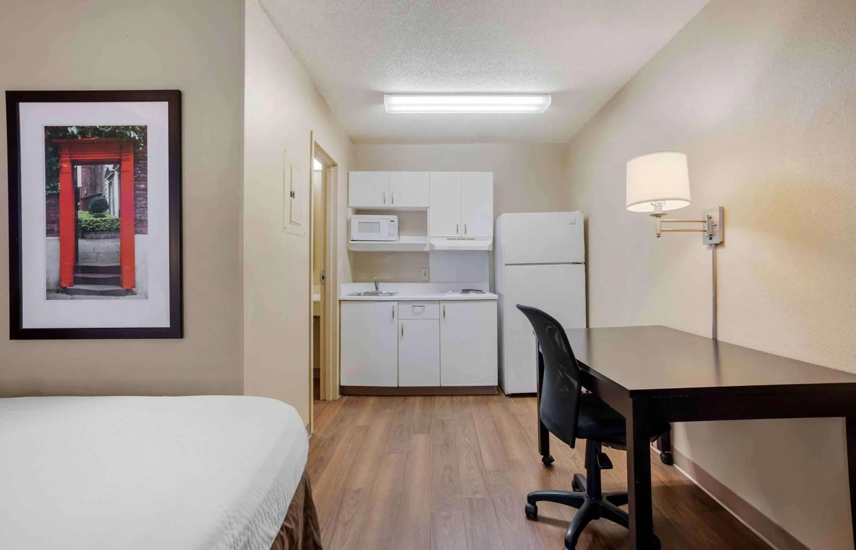 Bedroom, Kitchen/Kitchenette in Extended Stay America Suites - Little Rock - Financial Centre Parkway