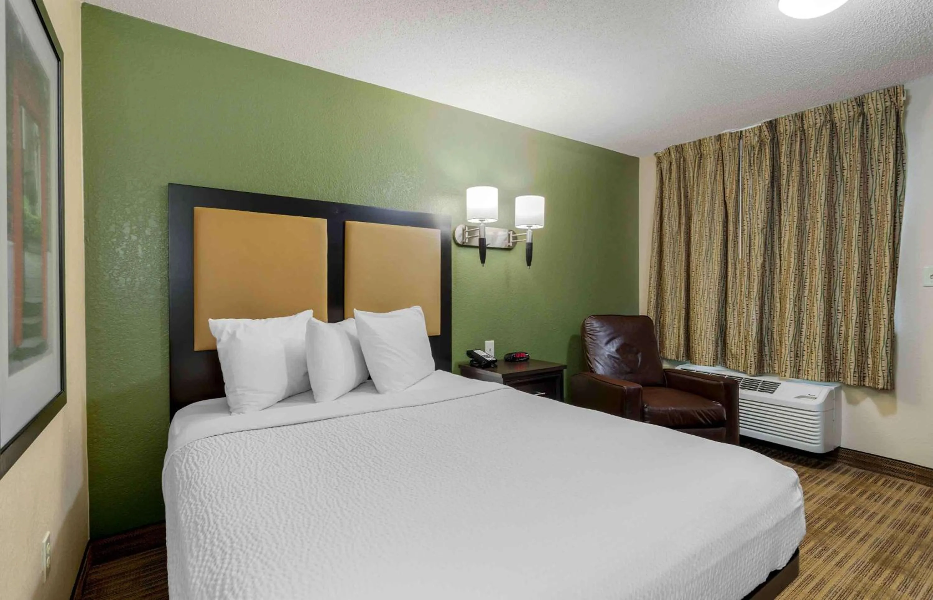 Bedroom, Bed in Extended Stay America Select Suites - Chattanooga - Airport
