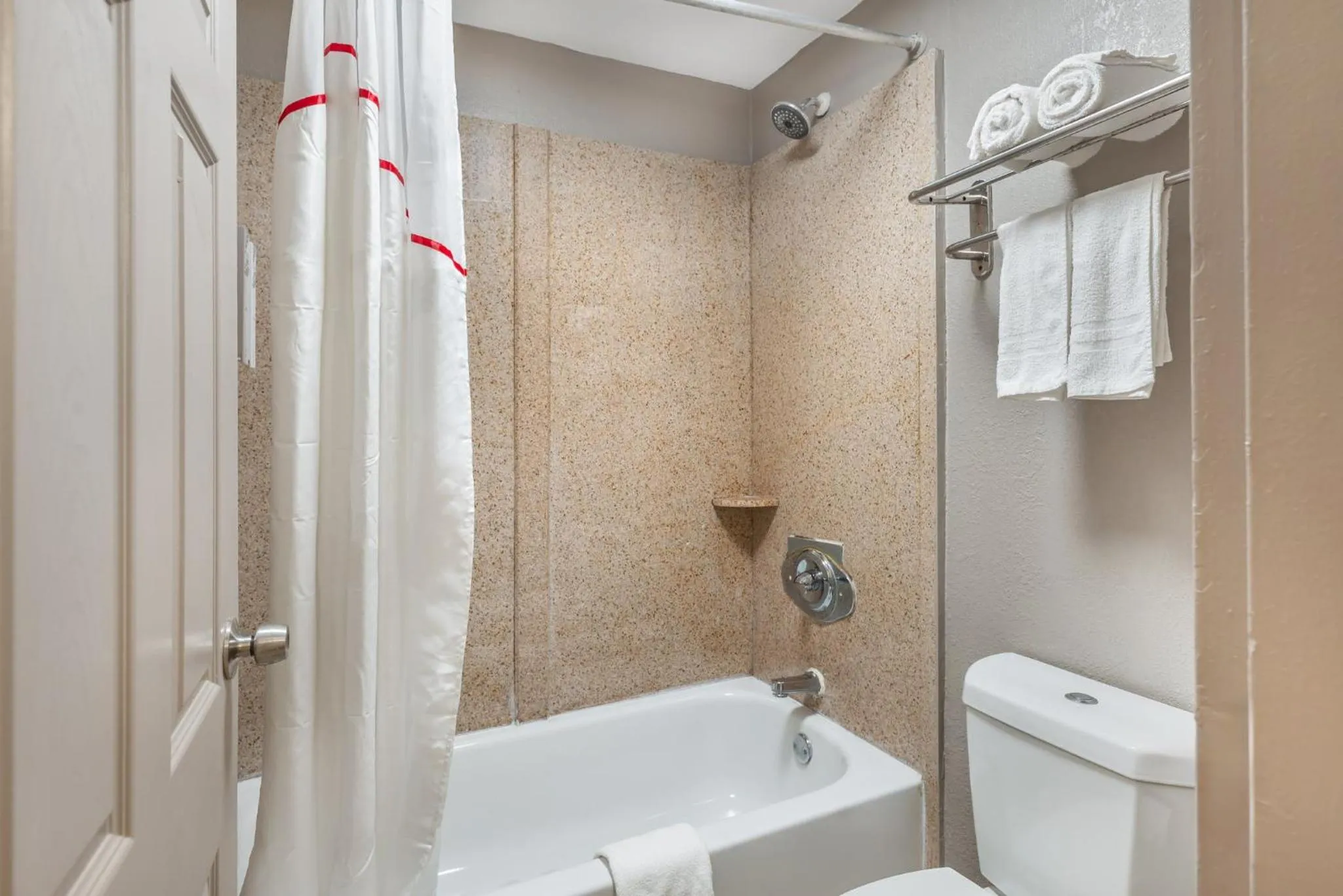 Bathroom in Red Roof Inn Richmond, VA