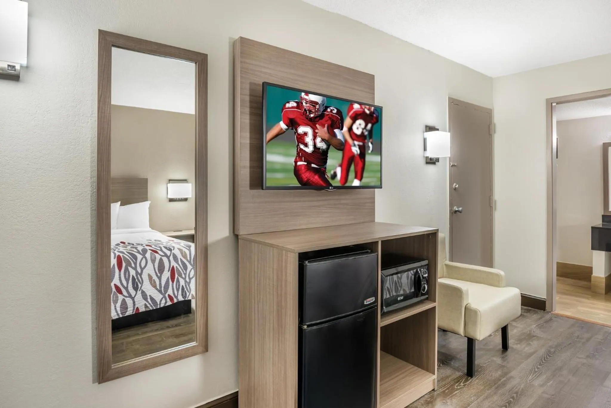 Photo of the whole room, Bed in Red Roof Inn Richmond, VA