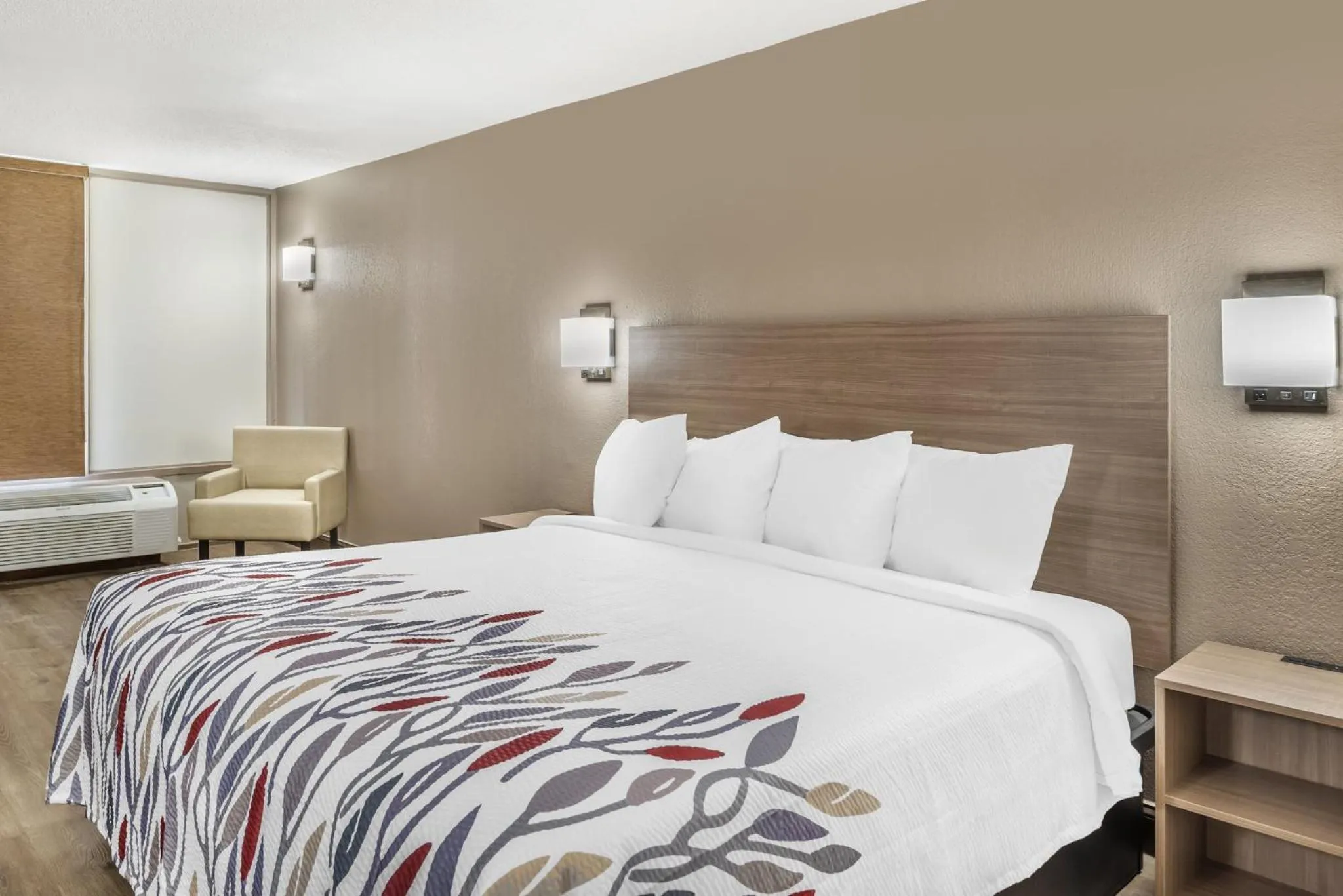 Photo of the whole room, Bed in Red Roof Inn Richmond, VA