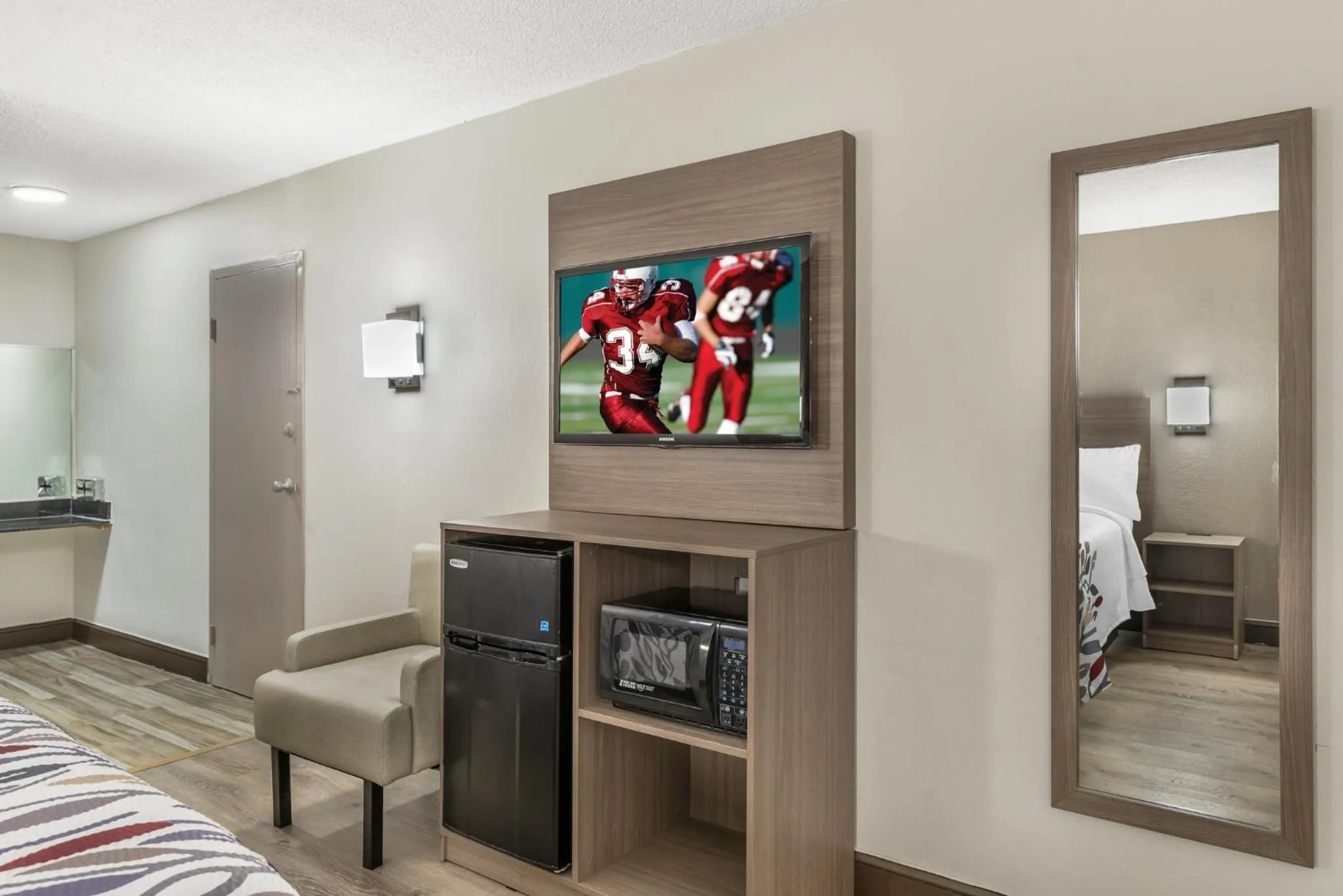 Photo of the whole room, Bed in Red Roof Inn Richmond, VA