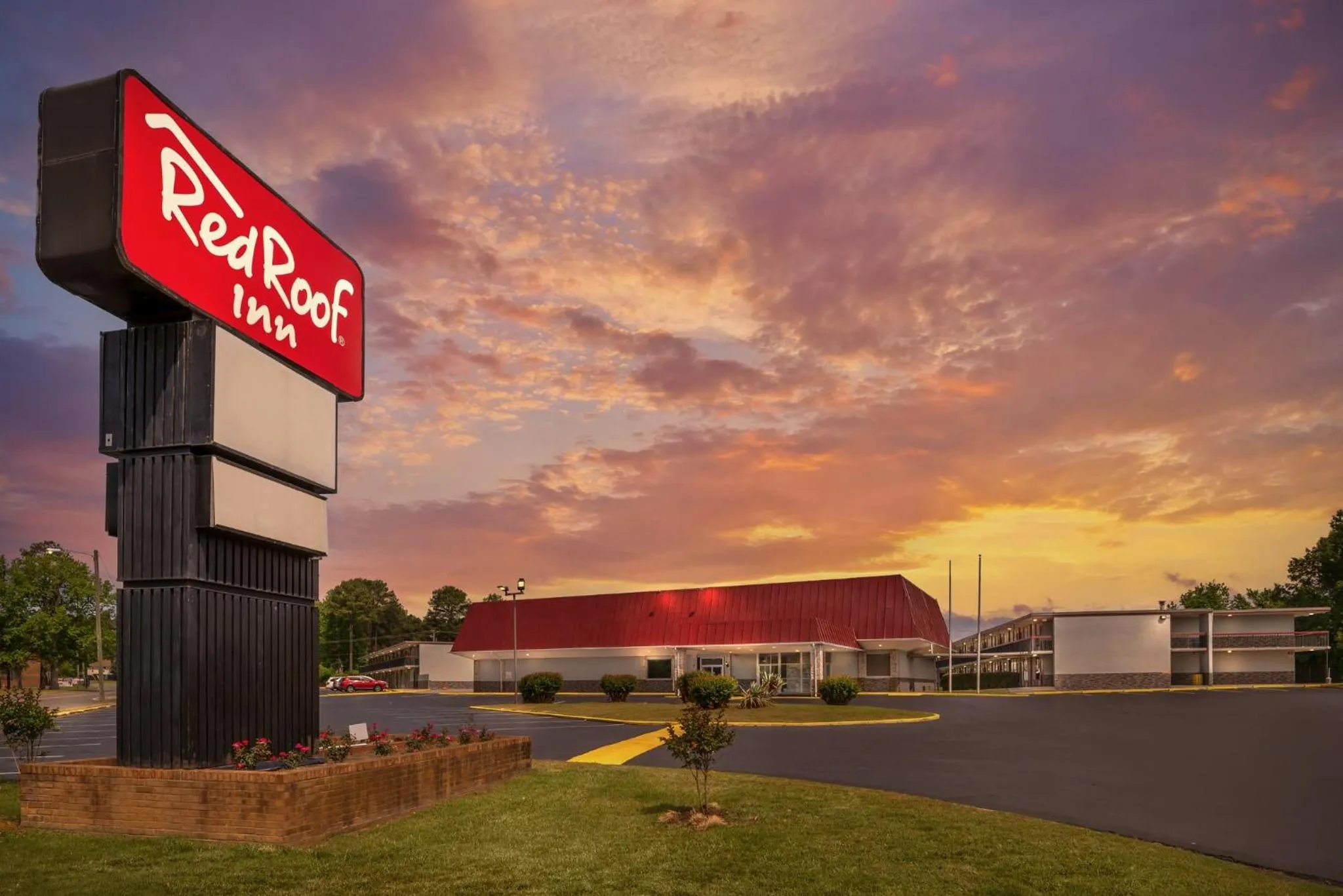 Property building in Red Roof Inn Richmond, VA