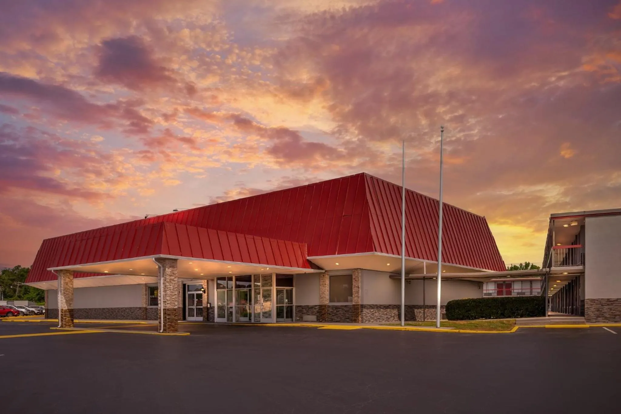 Property building in Red Roof Inn Richmond, VA