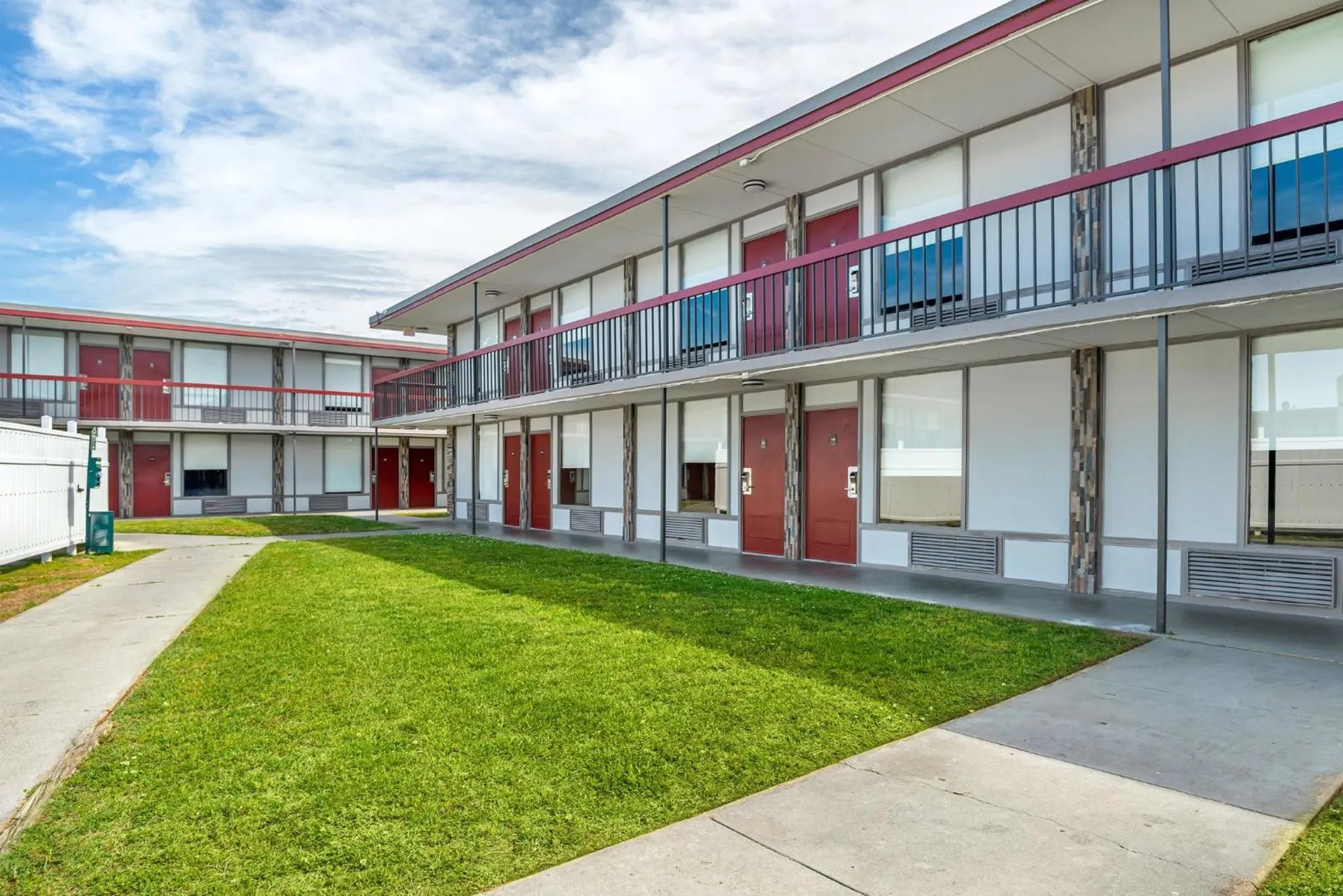 Inner courtyard view in Red Roof Inn Richmond, VA