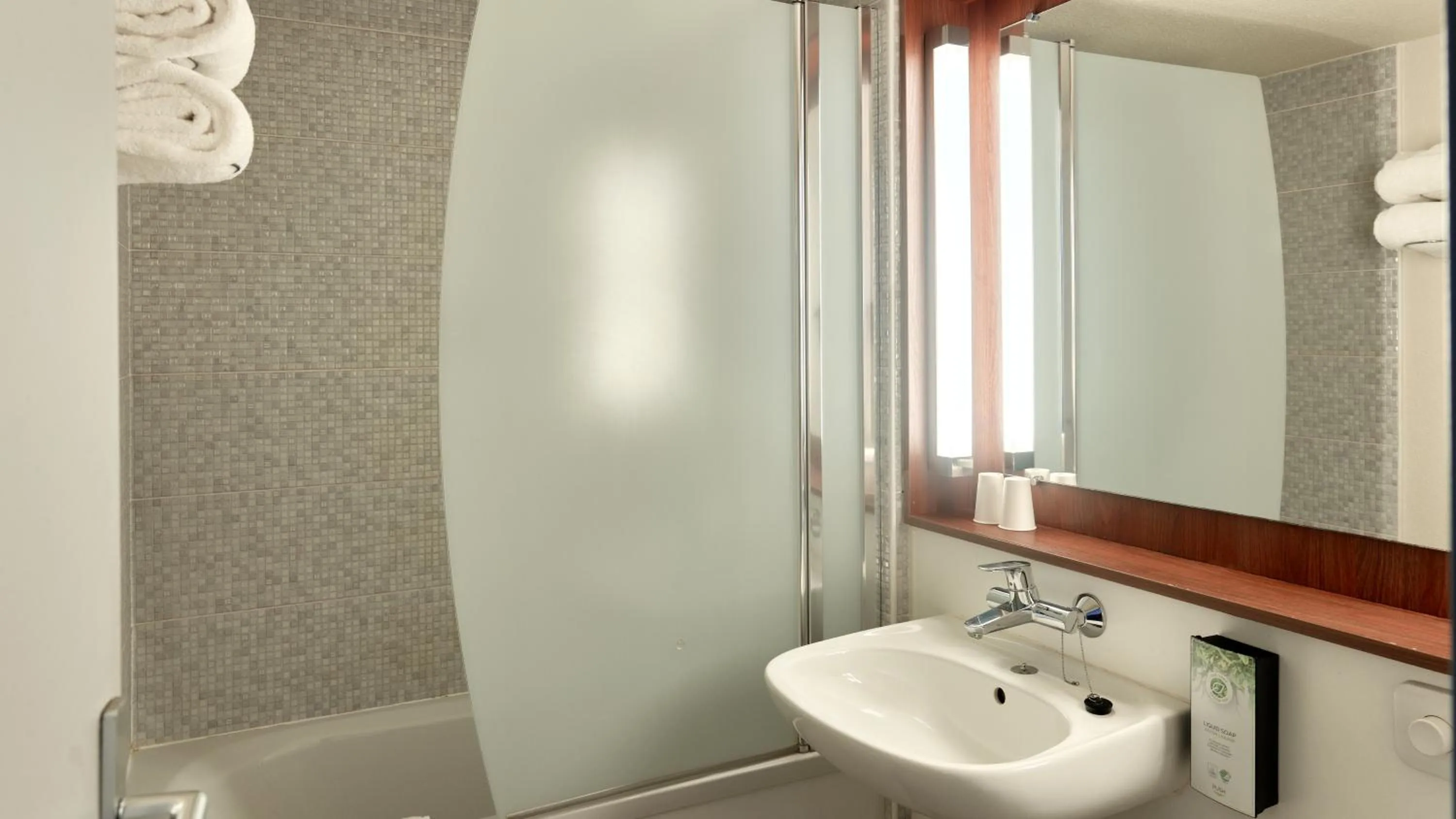 Bathroom in Campanile NATURE - Marne La Vallée - Chelles