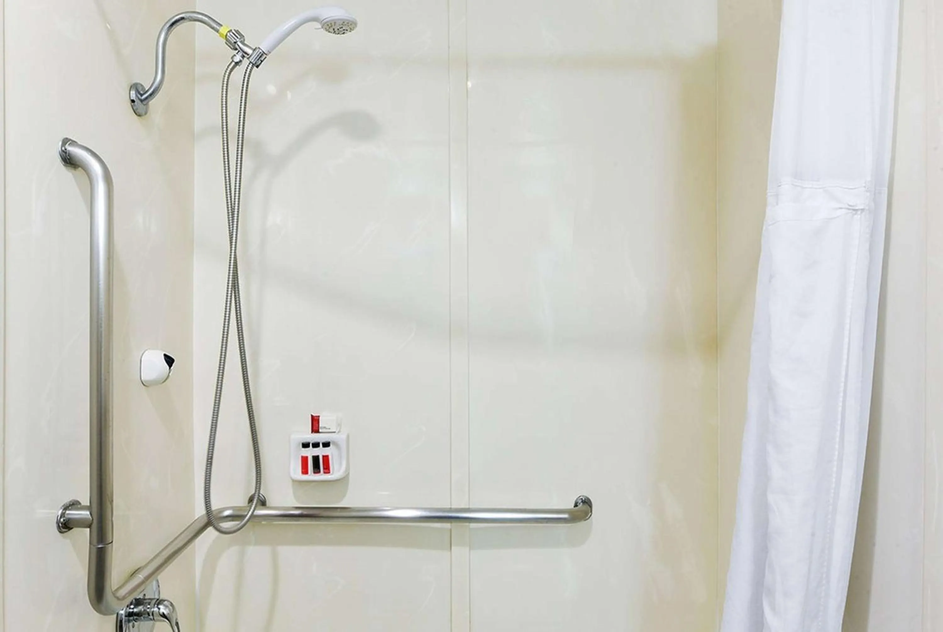 TV and multimedia in Travelodge by Wyndham Commerce Los Angeles Area