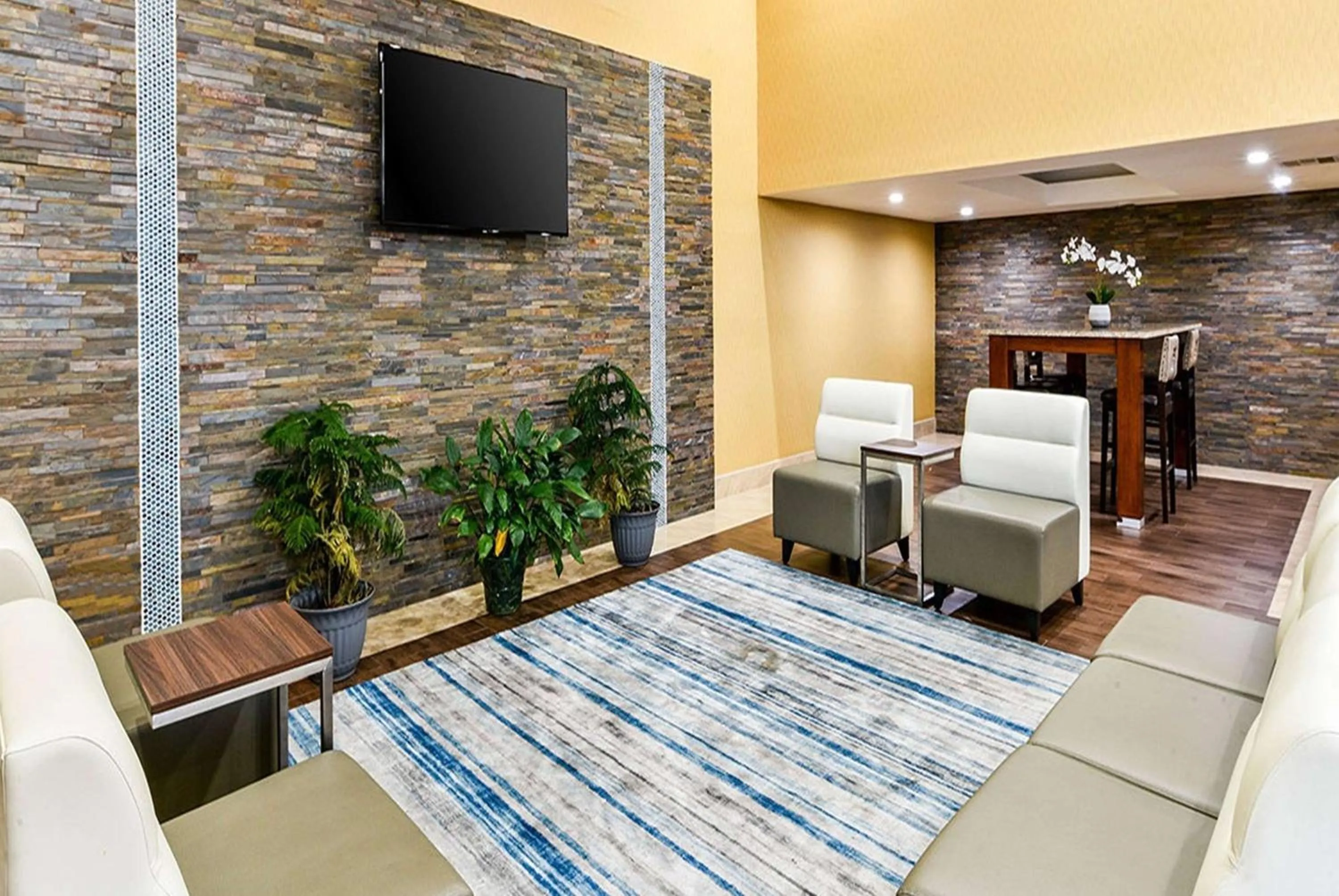 Lobby or reception in Travelodge by Wyndham Commerce Los Angeles Area