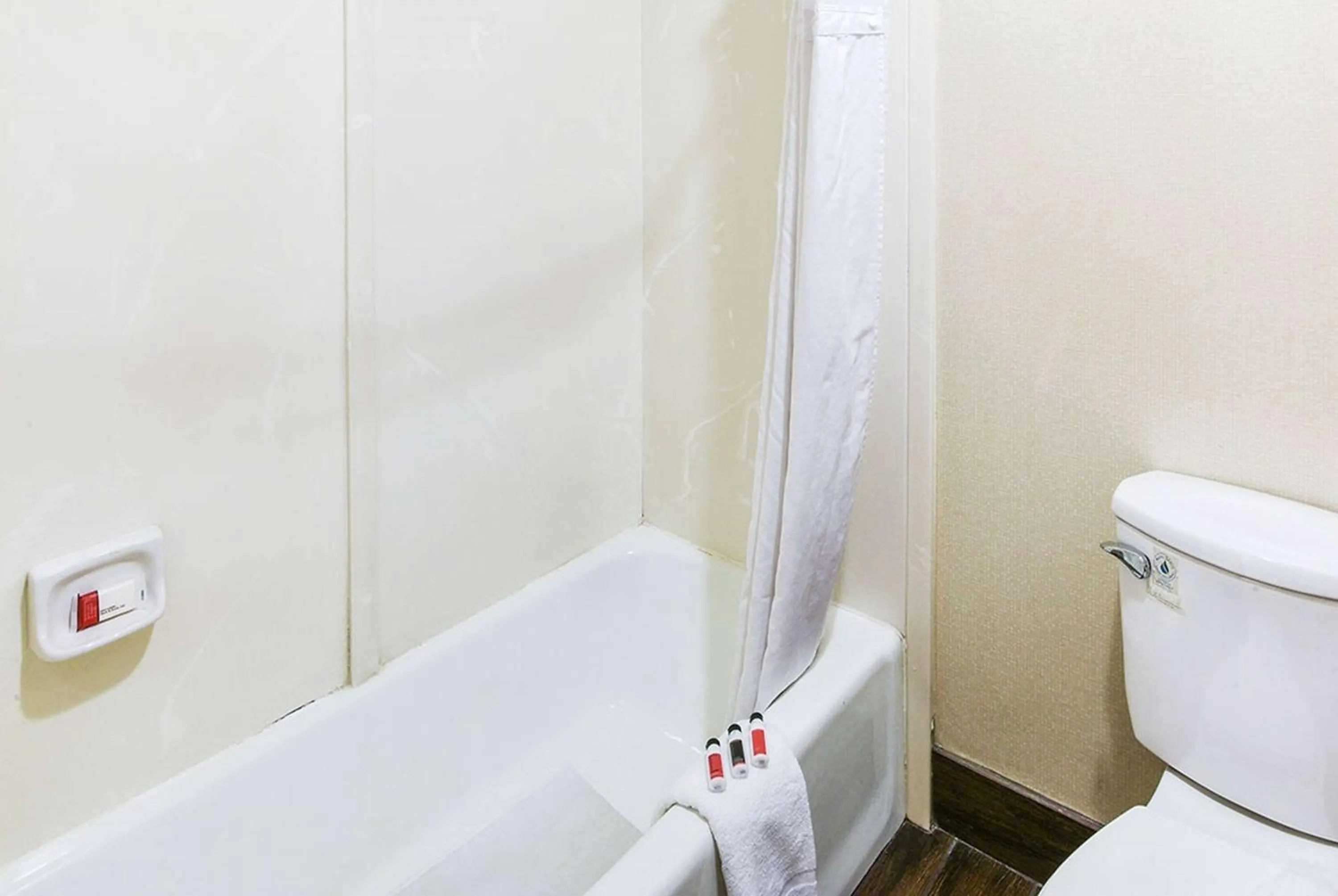 TV and multimedia in Travelodge by Wyndham Commerce Los Angeles Area