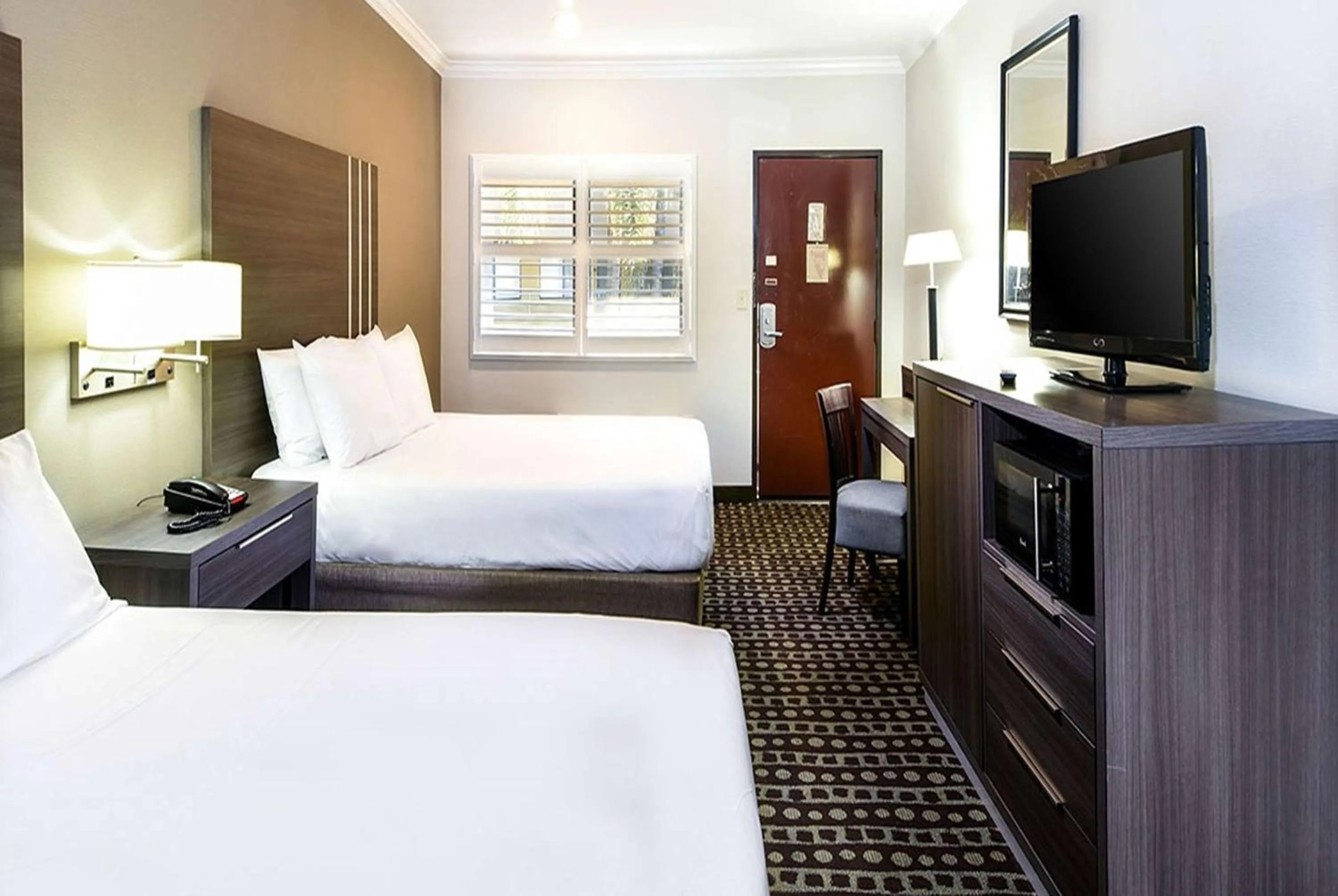 Photo of the whole room, Bed in Travelodge by Wyndham Commerce Los Angeles Area