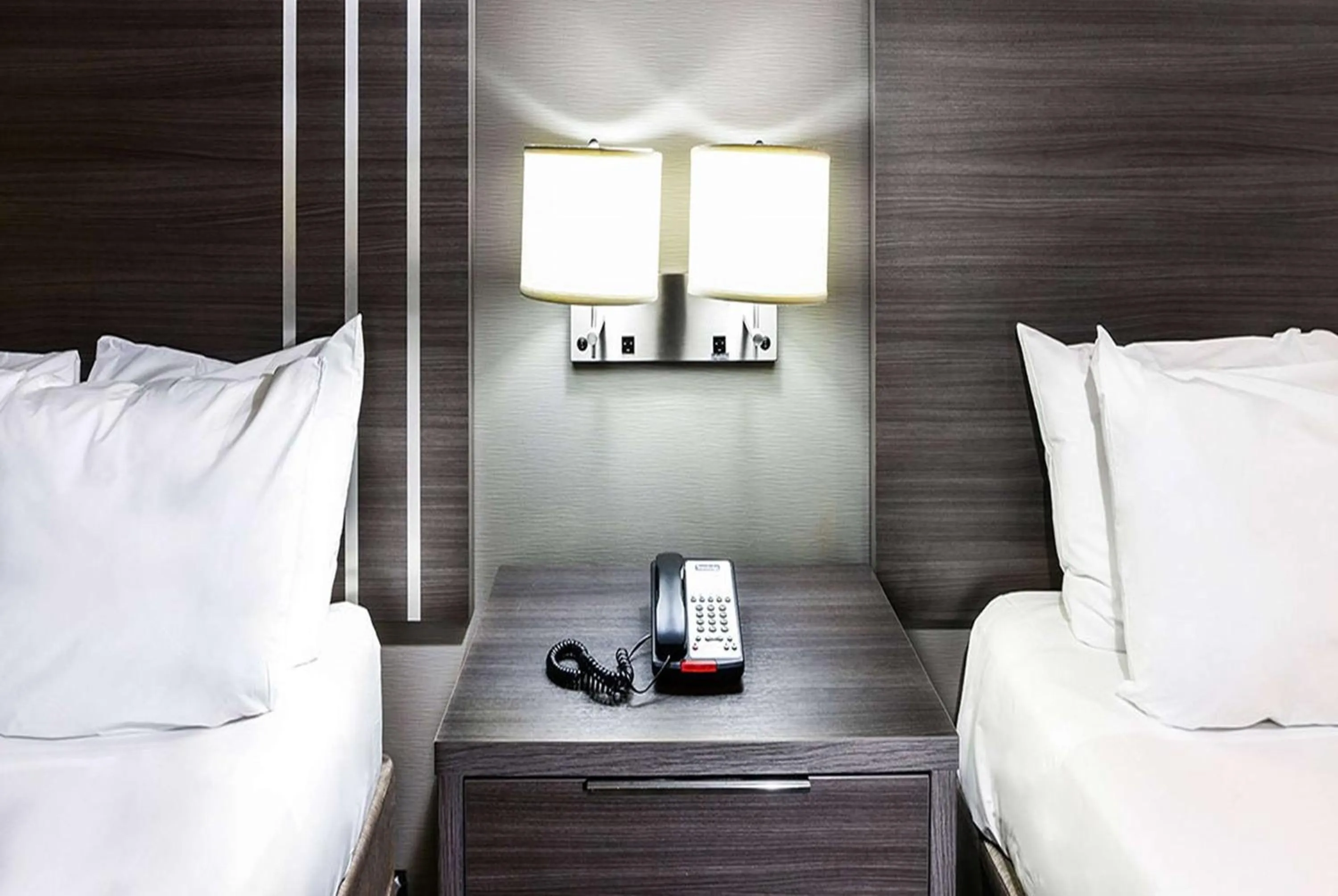 Photo of the whole room, Bed in Travelodge by Wyndham Commerce Los Angeles Area