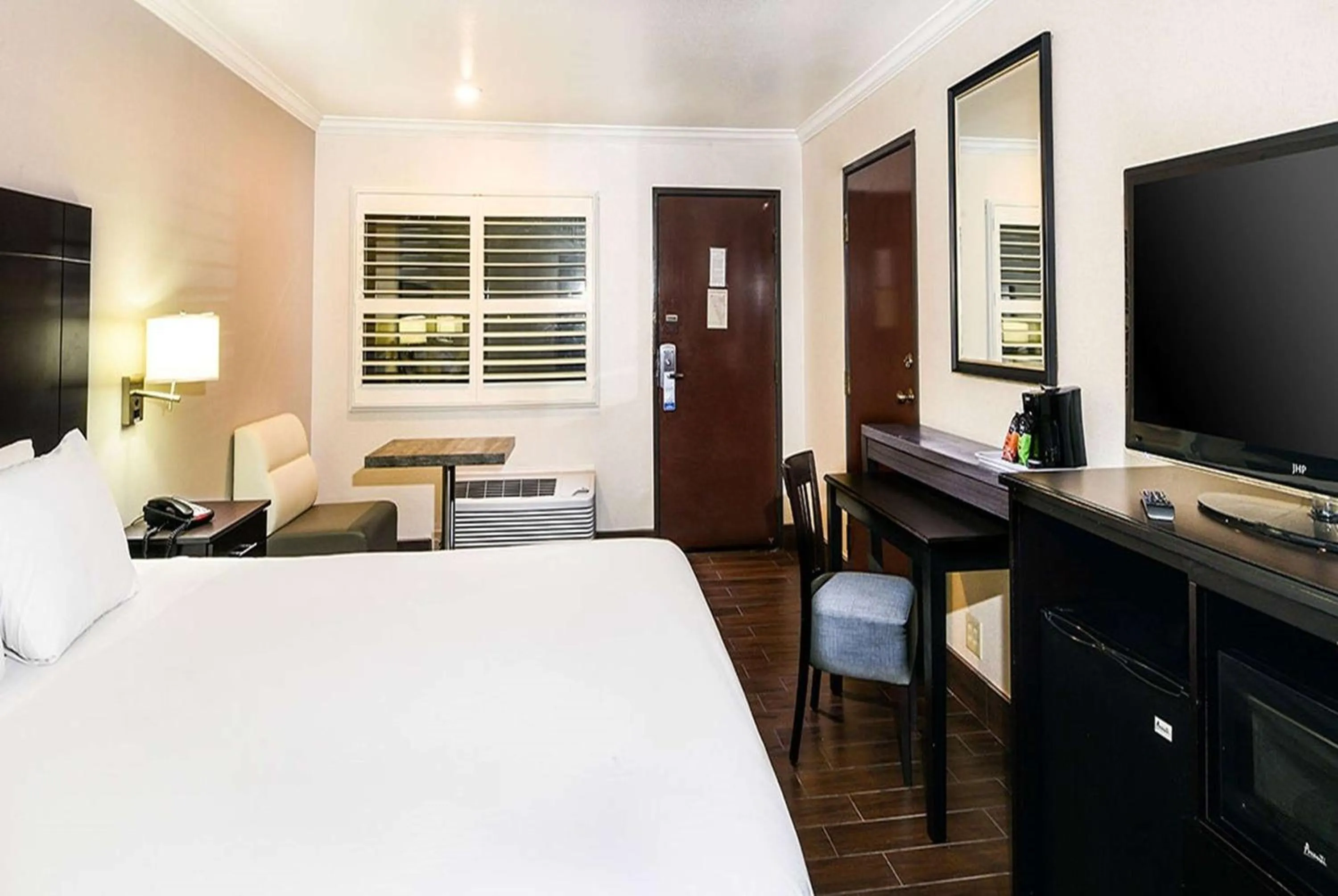 Photo of the whole room, Bed in Travelodge by Wyndham Commerce Los Angeles Area