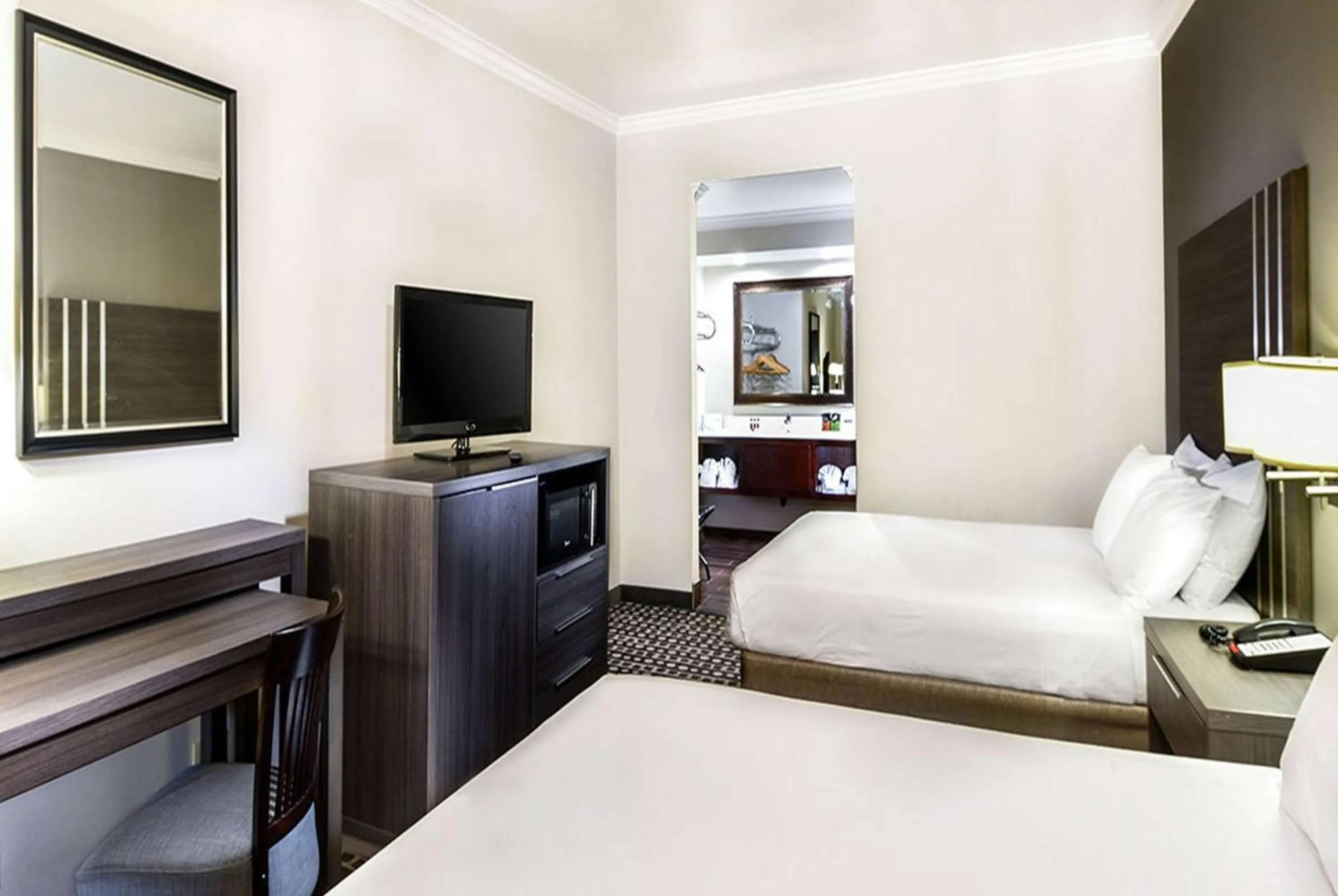 Photo of the whole room, Bed in Travelodge by Wyndham Commerce Los Angeles Area