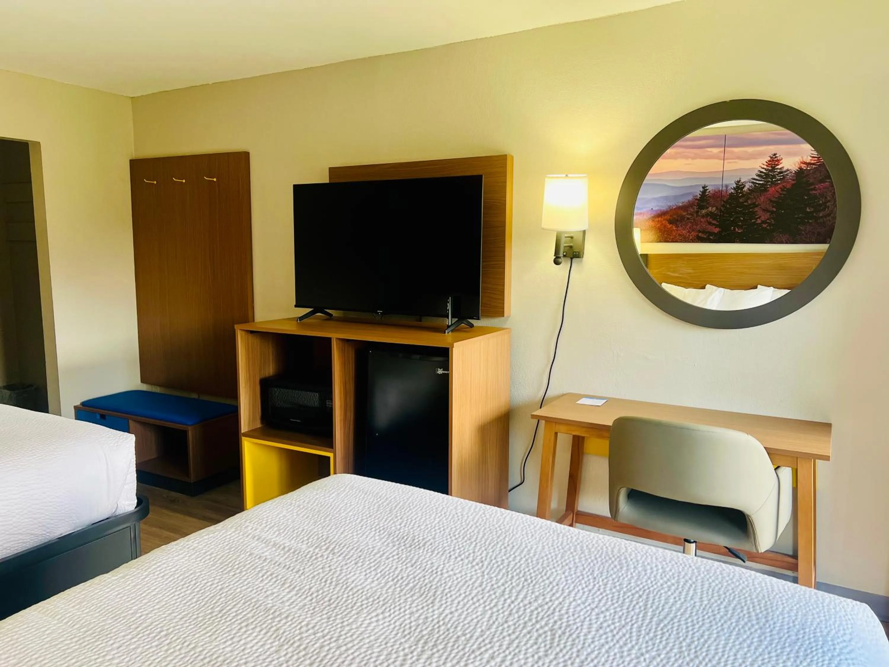 TV and multimedia, Bed in Days Inn by Wyndham Jellico - Tennessee State Line