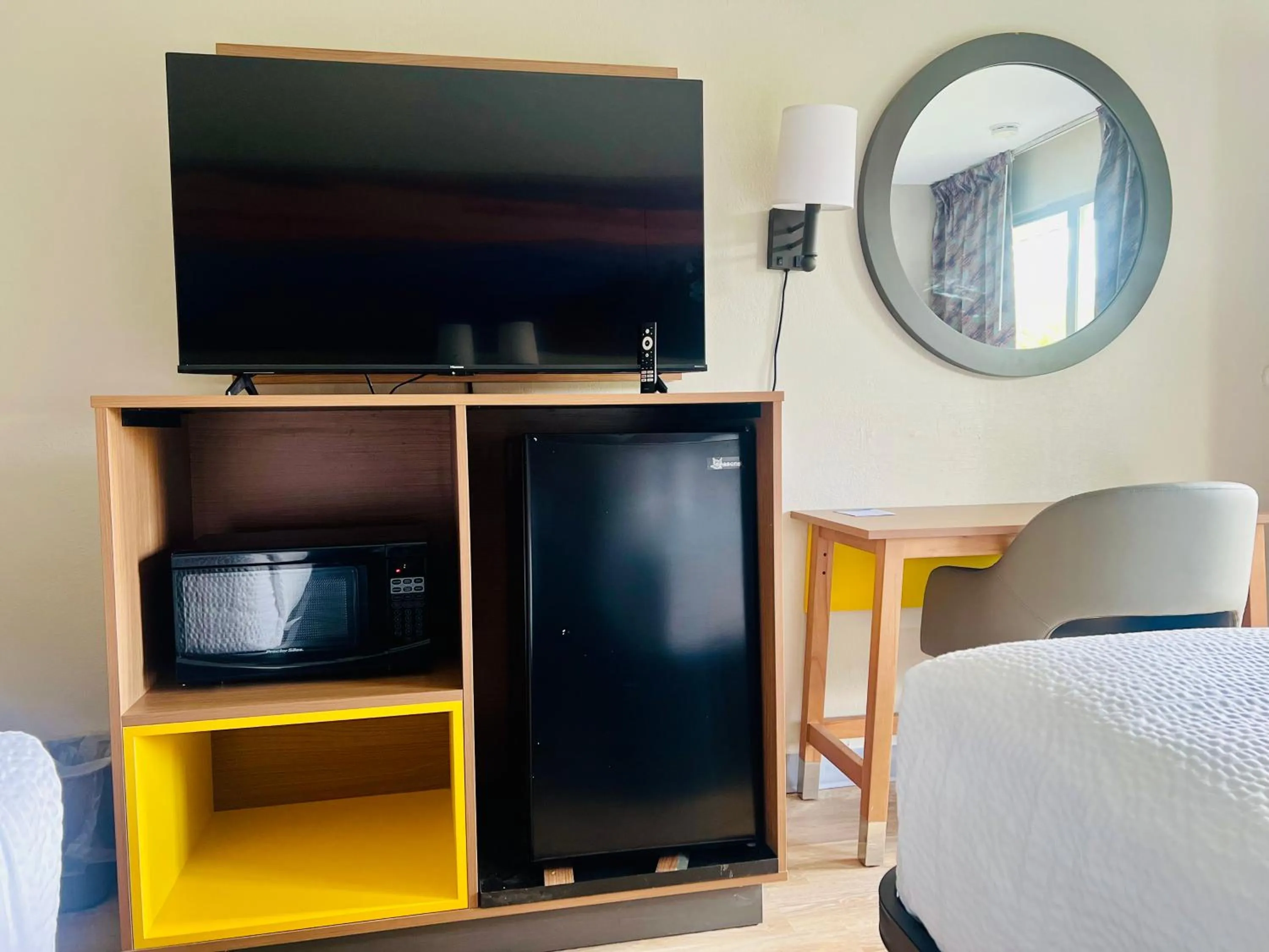 TV and multimedia, Bed in Days Inn by Wyndham Jellico - Tennessee State Line