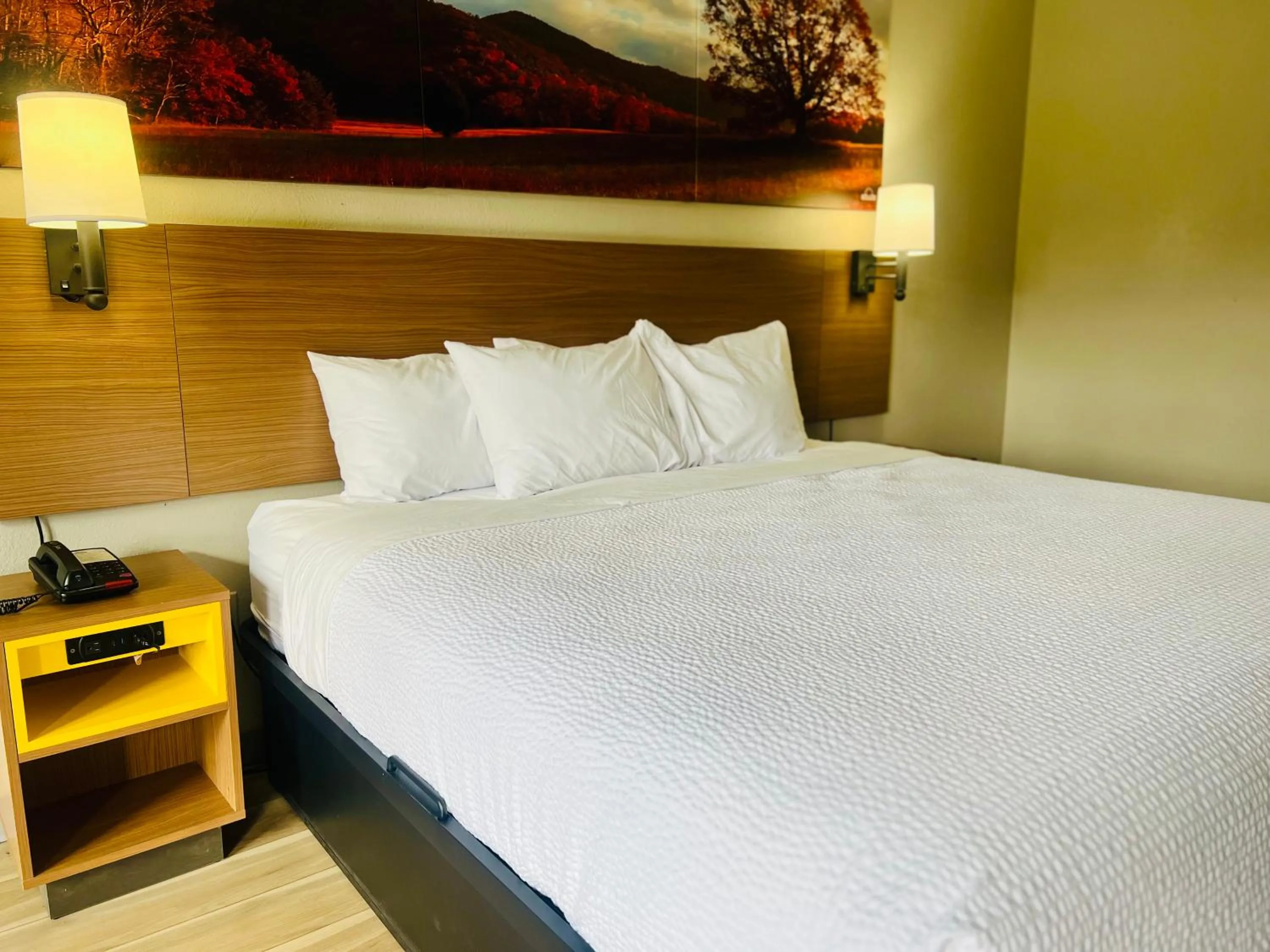 Bed in Days Inn by Wyndham Jellico - Tennessee State Line