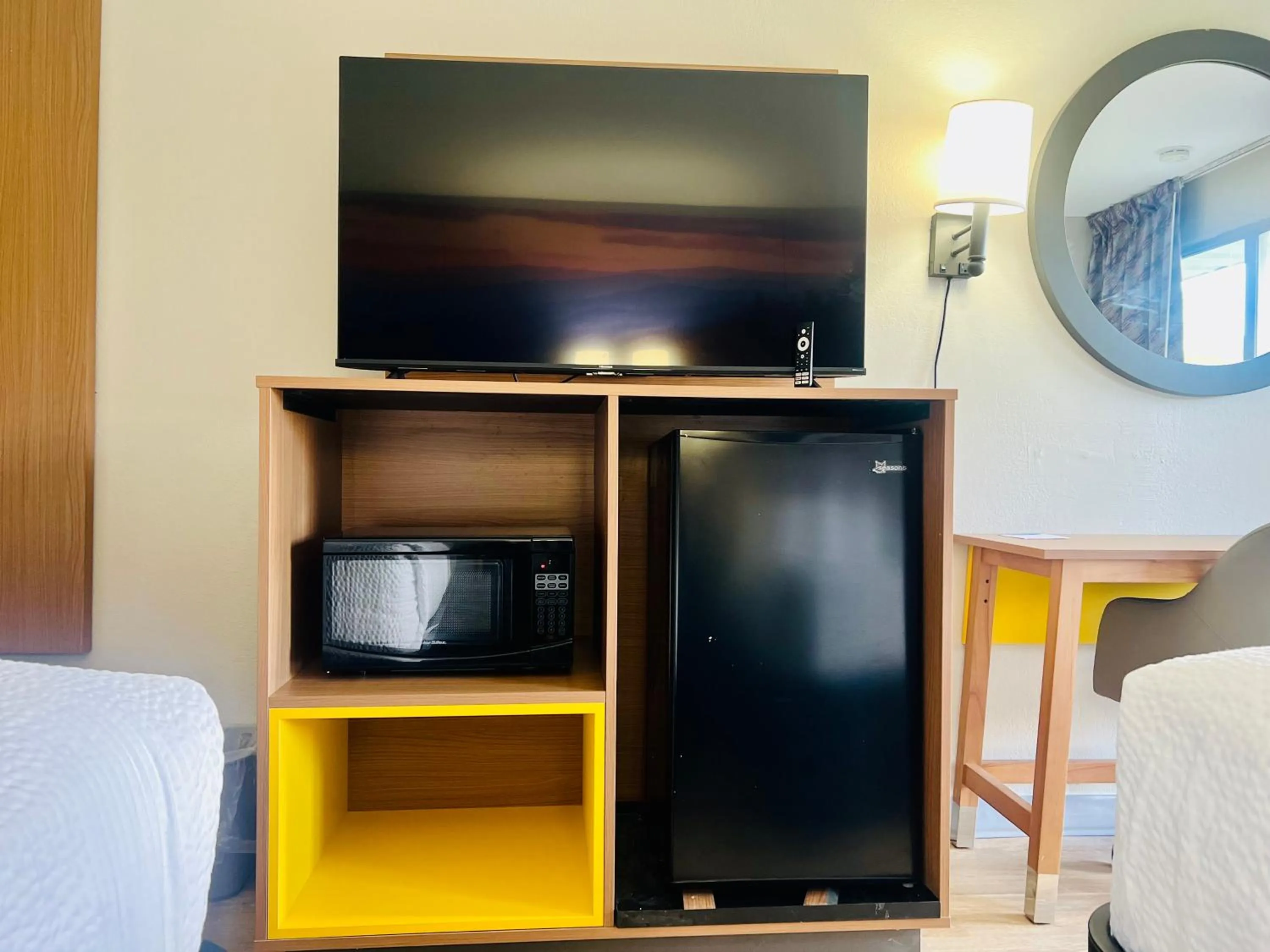 TV and multimedia, Bed in Days Inn by Wyndham Jellico - Tennessee State Line