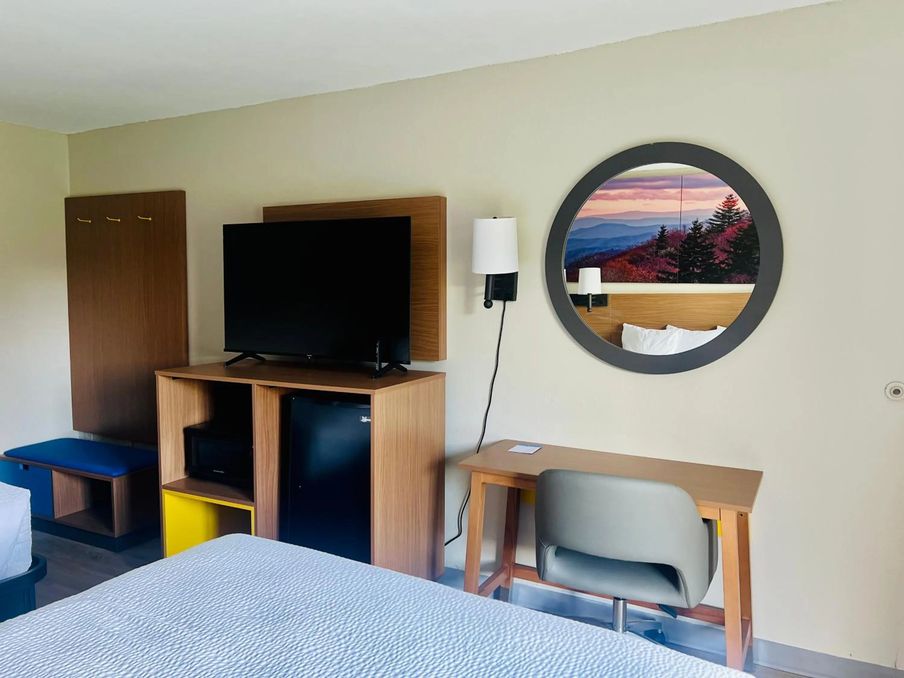 Bedroom, Bed in Days Inn by Wyndham Jellico - Tennessee State Line