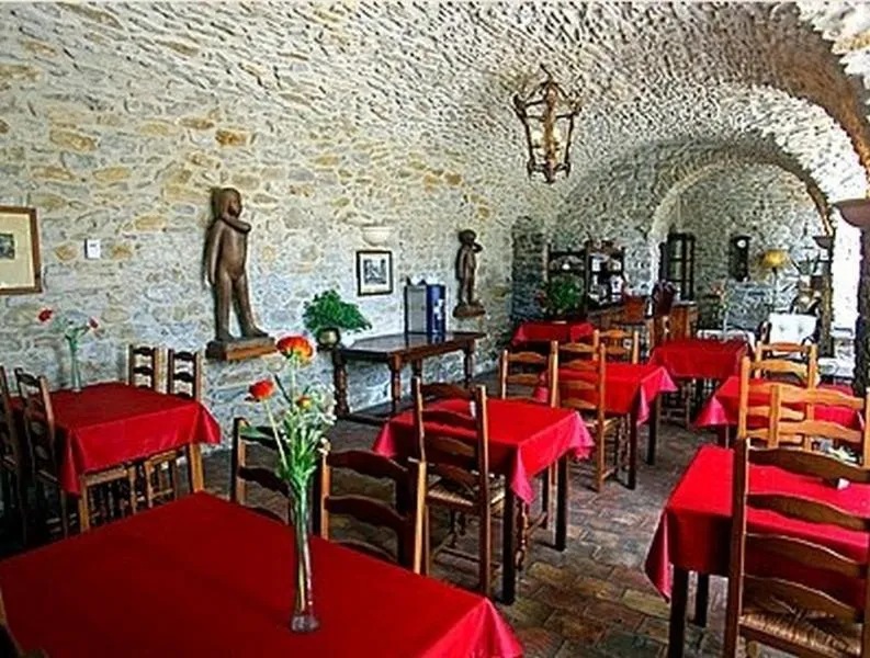 Restaurant/places to eat in Le Clos des Arts