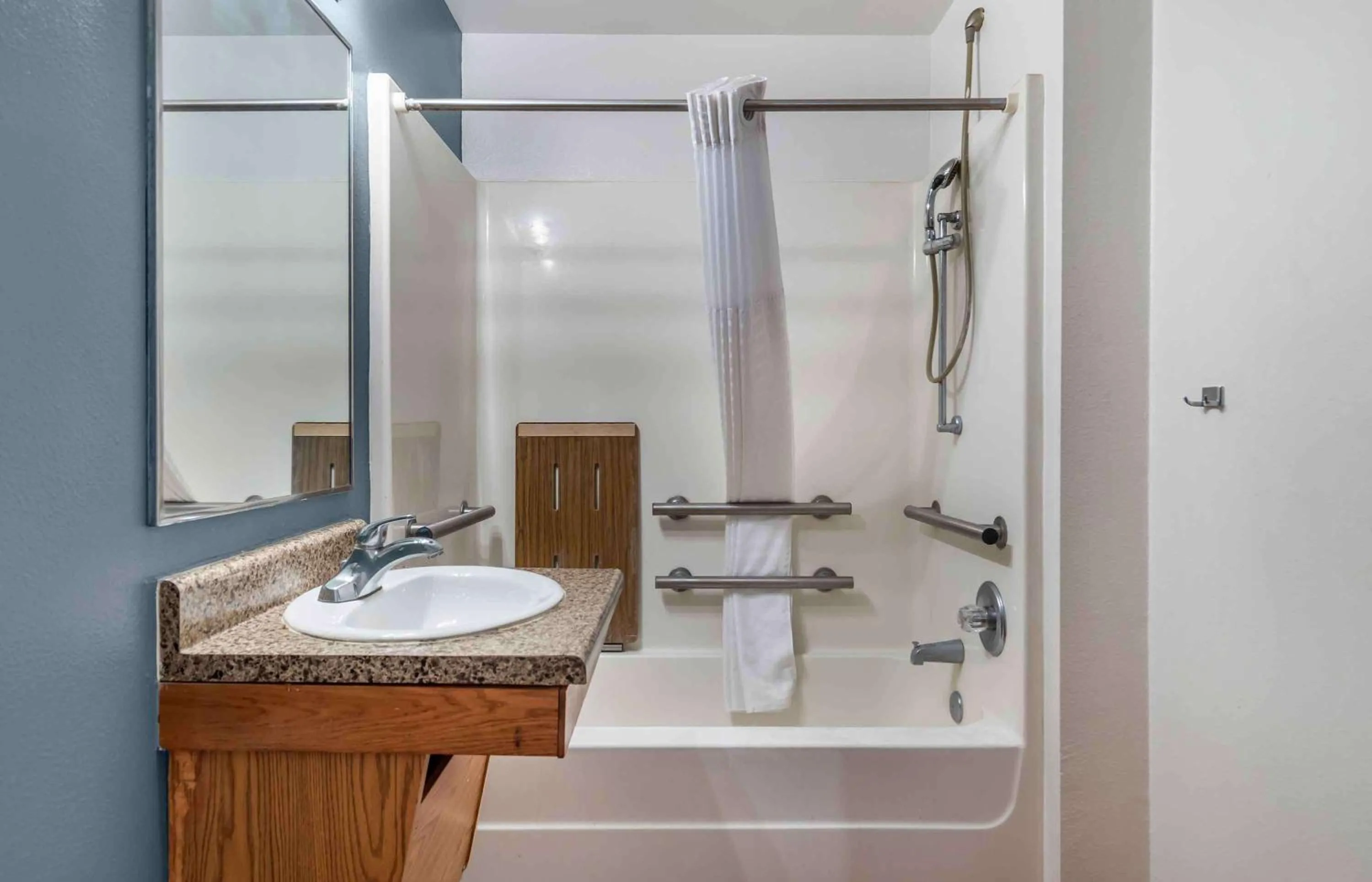Bathroom in Extended Stay America Select Suites - Laredo