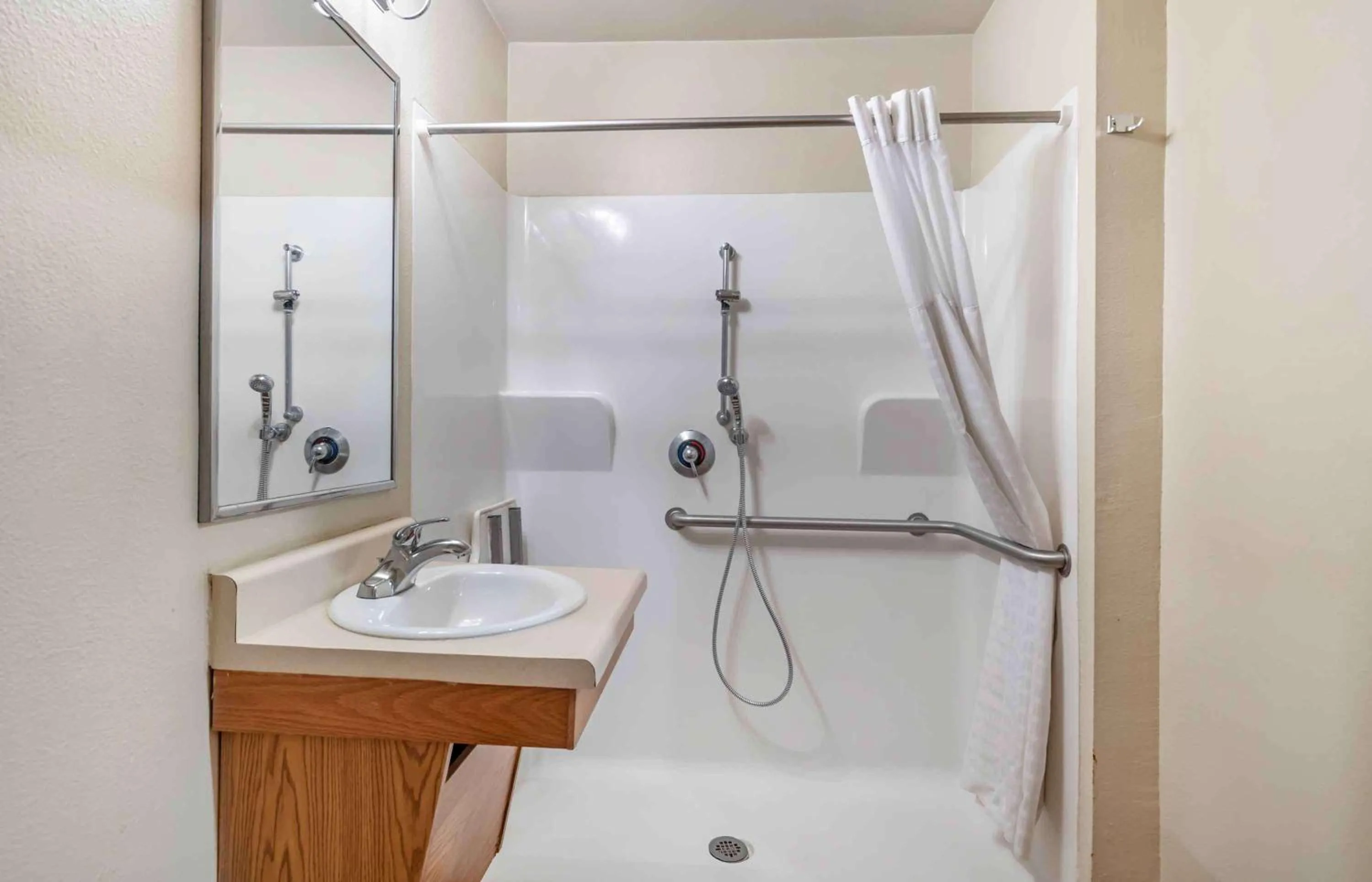 Bathroom in Extended Stay America Select Suites - Laredo