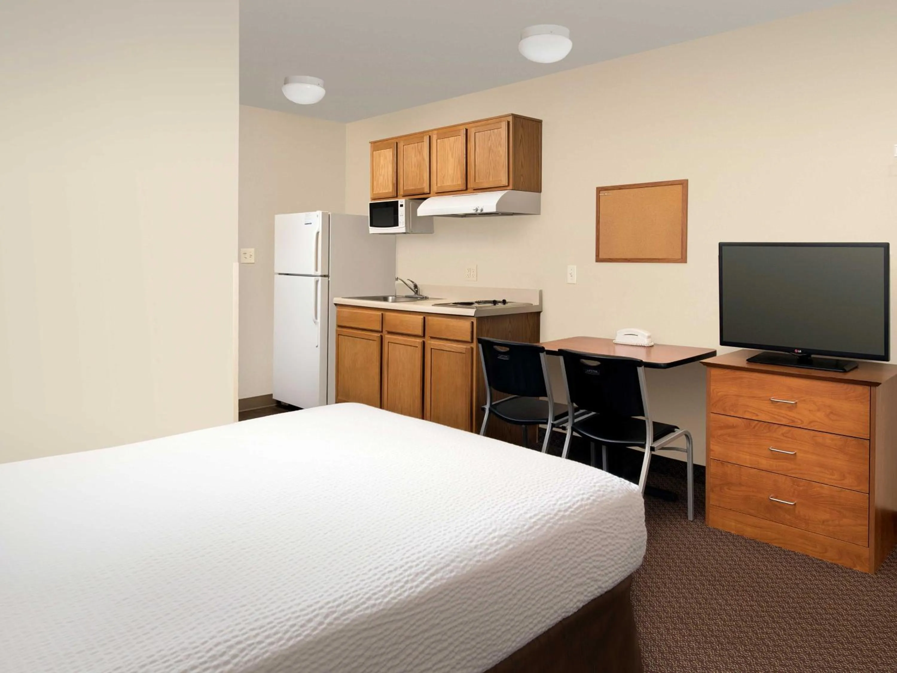 Bedroom, Bed in WoodSpring Suites Kansas City Lenexa