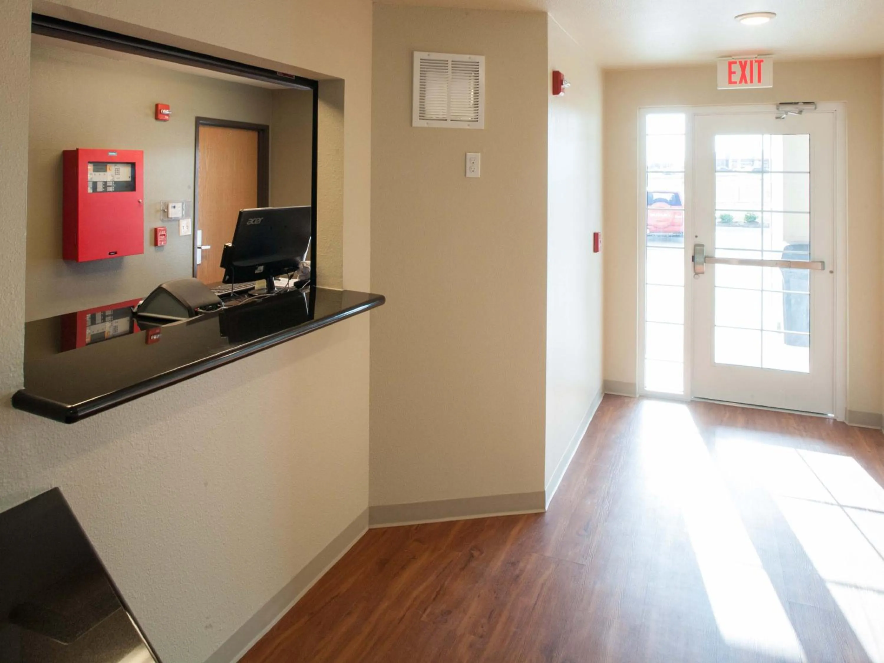 Lobby or reception in WoodSpring Suites Kansas City Lenexa