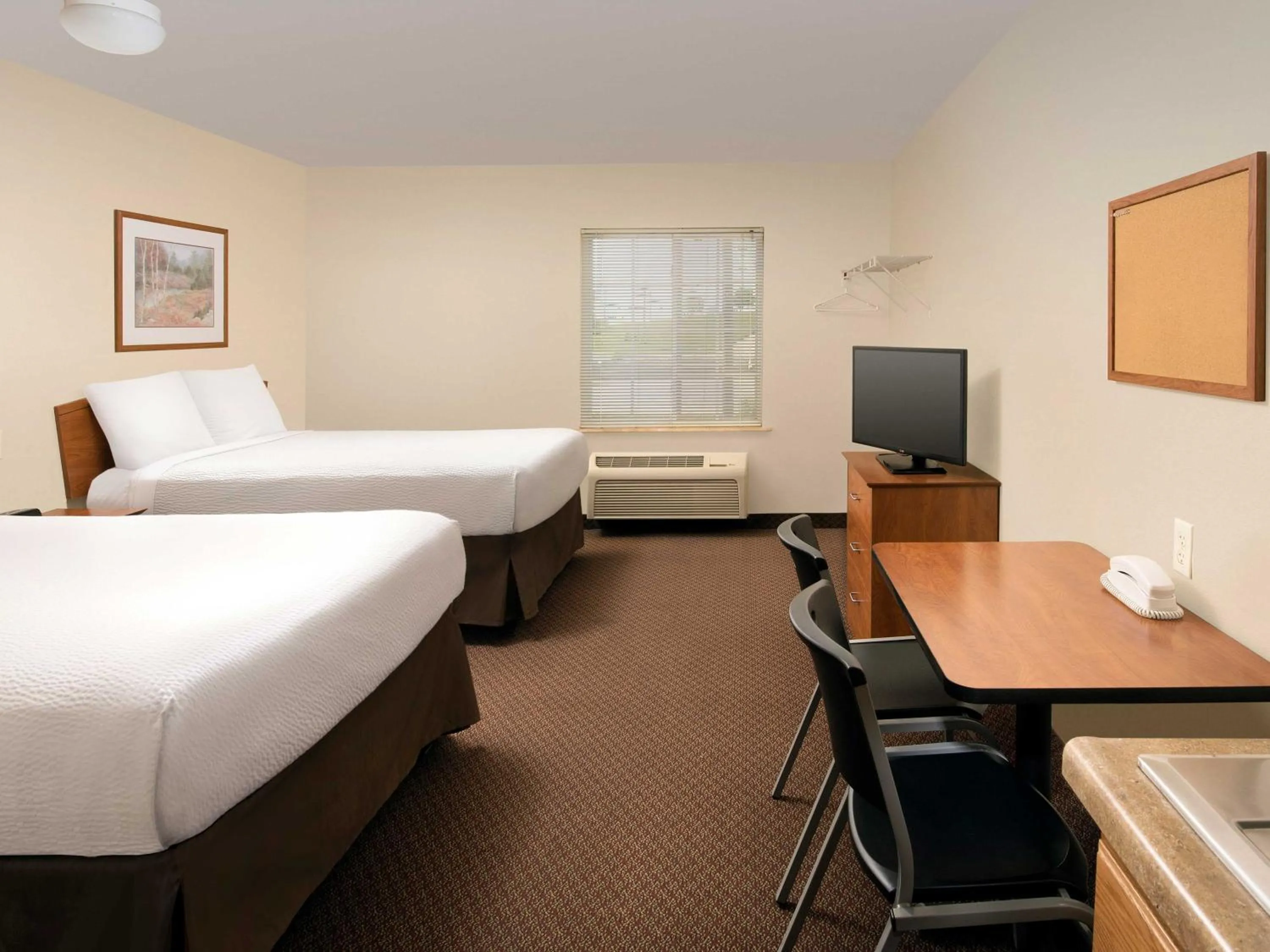 Bedroom, Bed in WoodSpring Suites Kansas City Lenexa