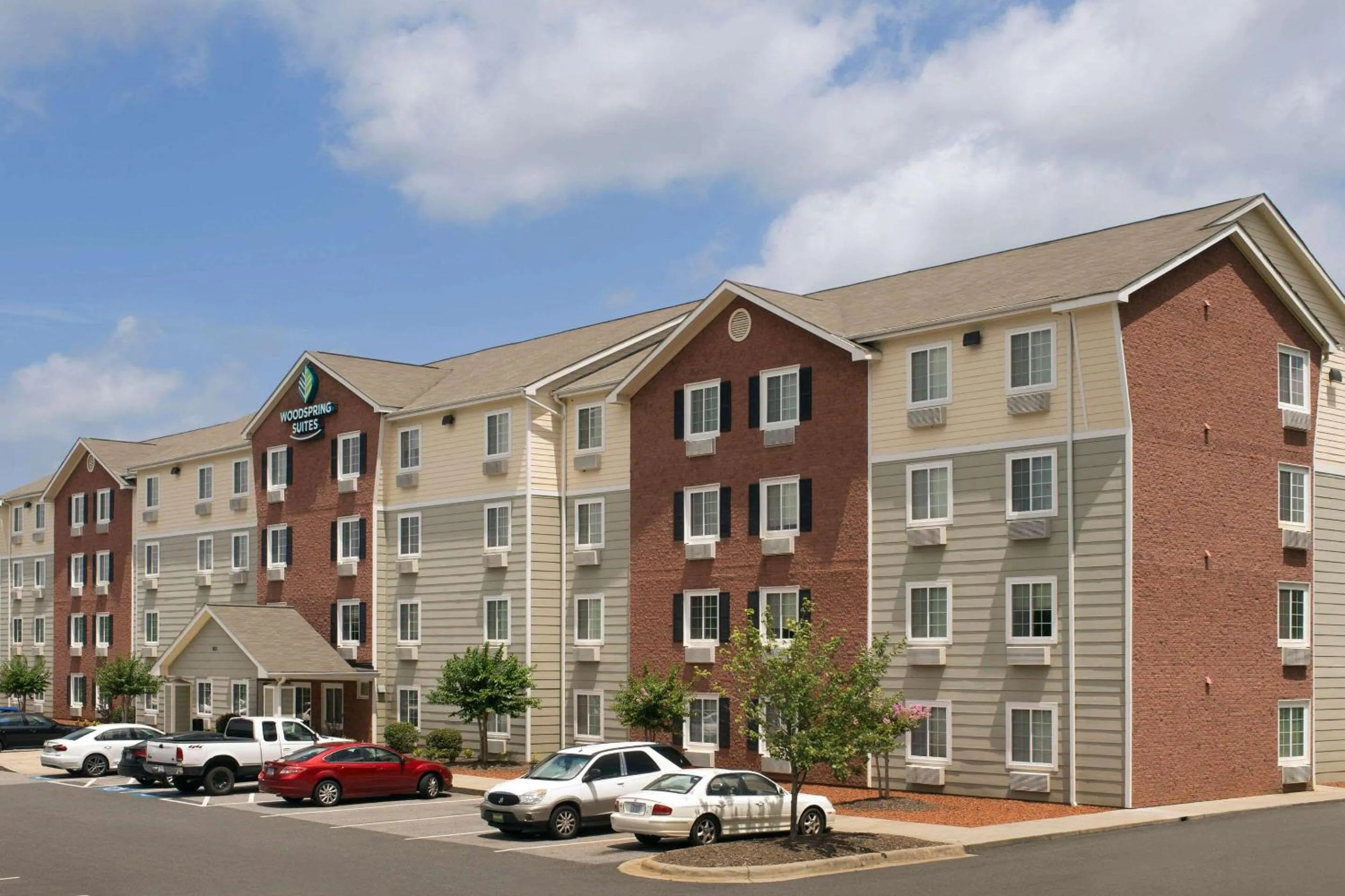 Property building in WoodSpring Suites Charlotte Gastonia