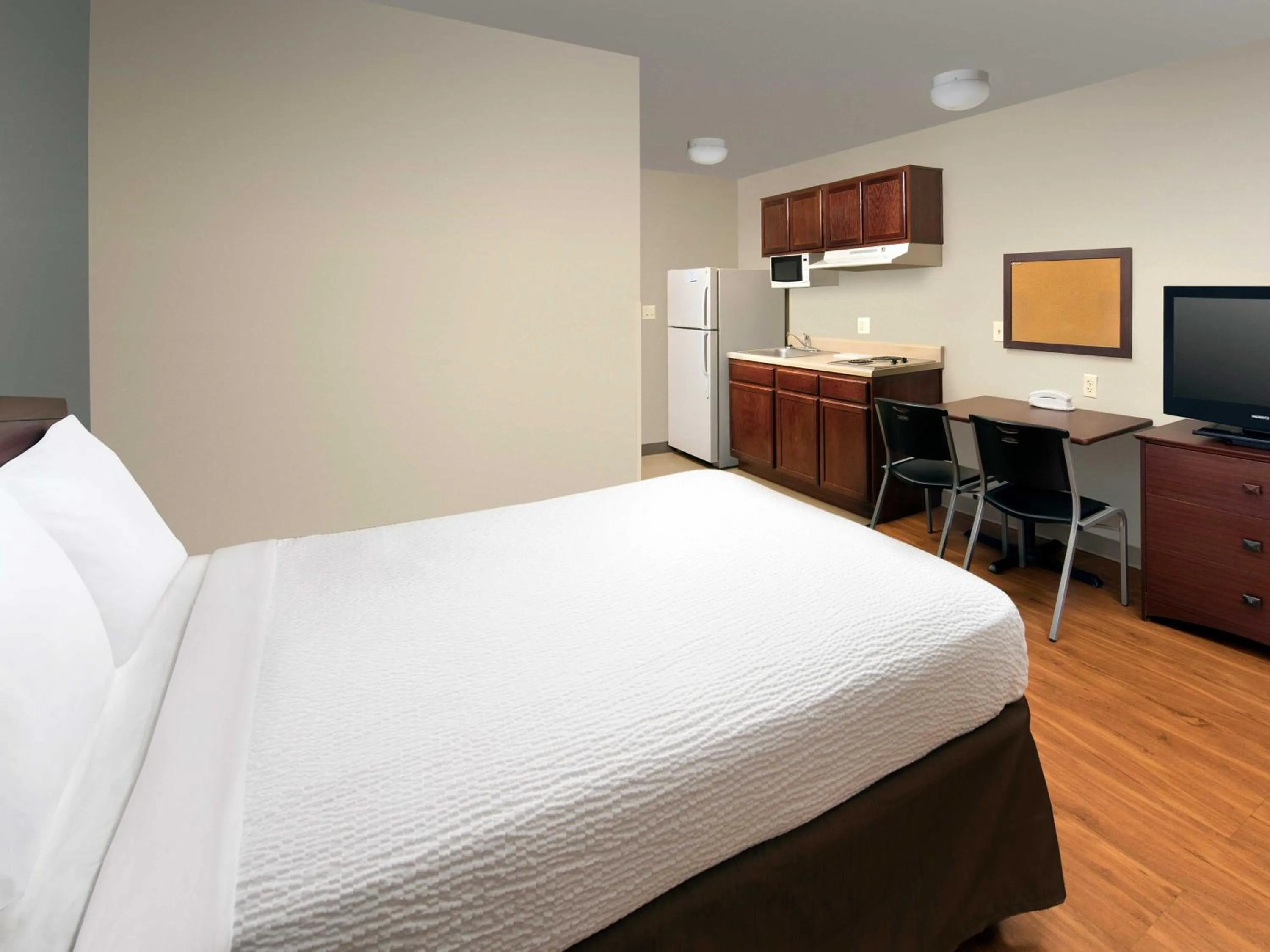 Property building, Bed in WoodSpring Suites Kansas City Liberty
