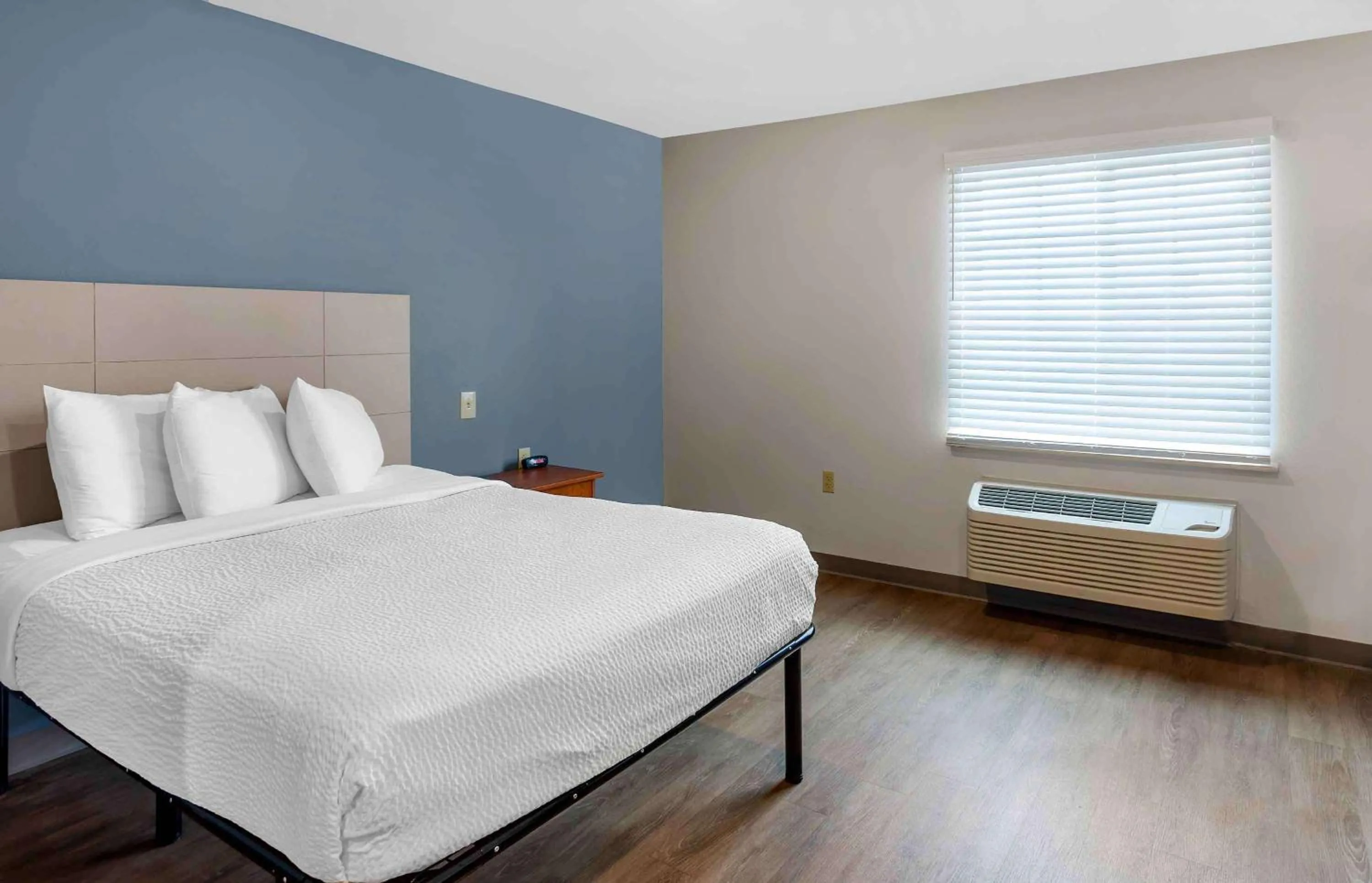 Bedroom, Bed in Extended Stay America Select Suites - Springfield - South - Battlefield
