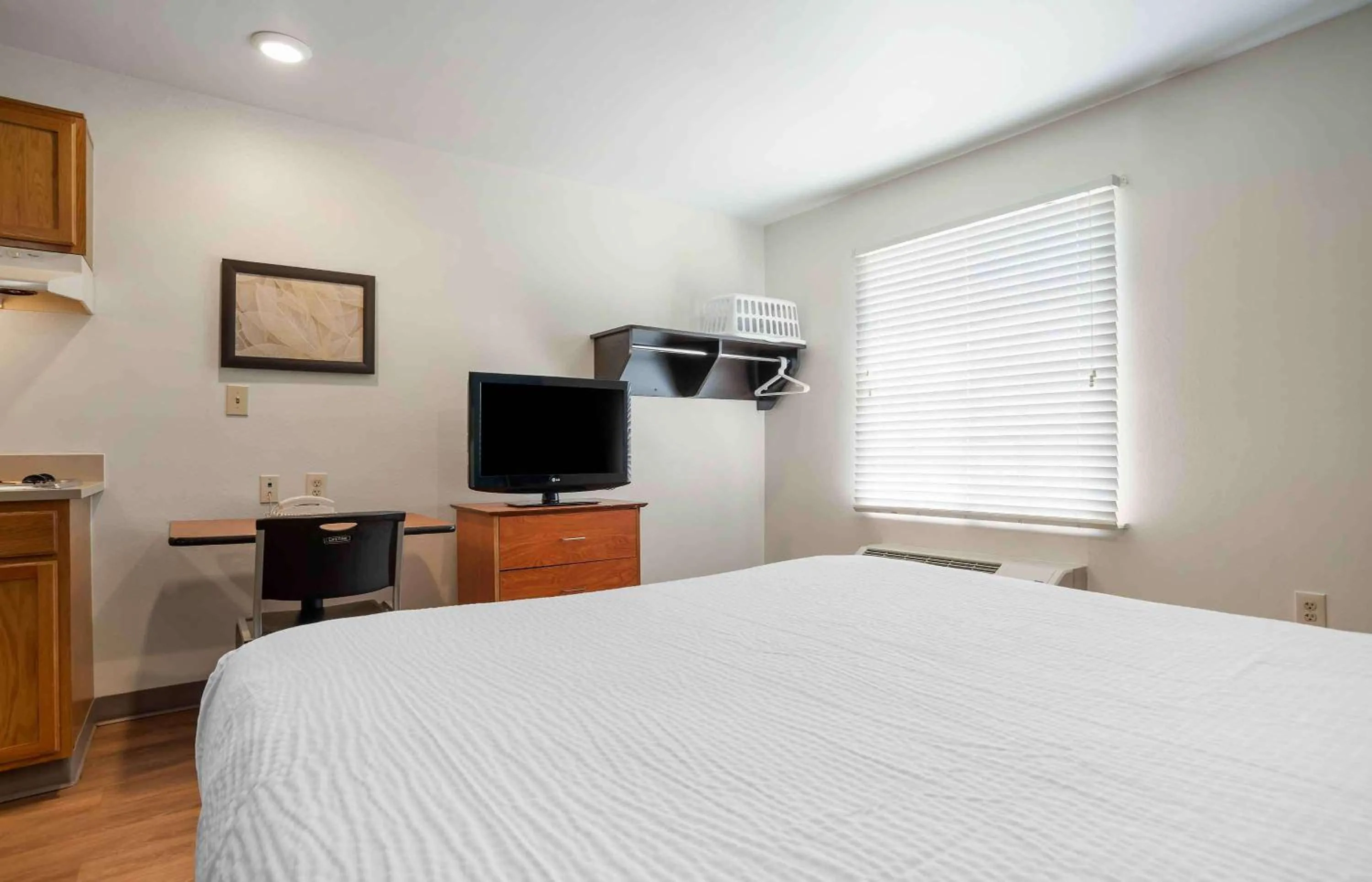 Bedroom, Bed in Extended Stay America Select Suites - Pensacola - Northwest