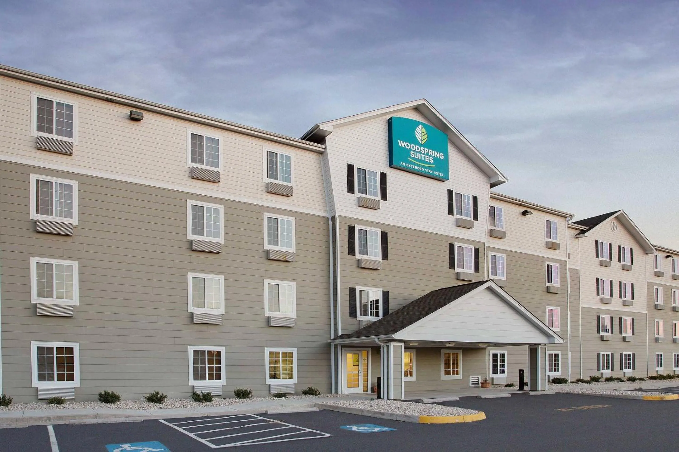 Property building in WoodSpring Suites Colonial Heights Fort Lee