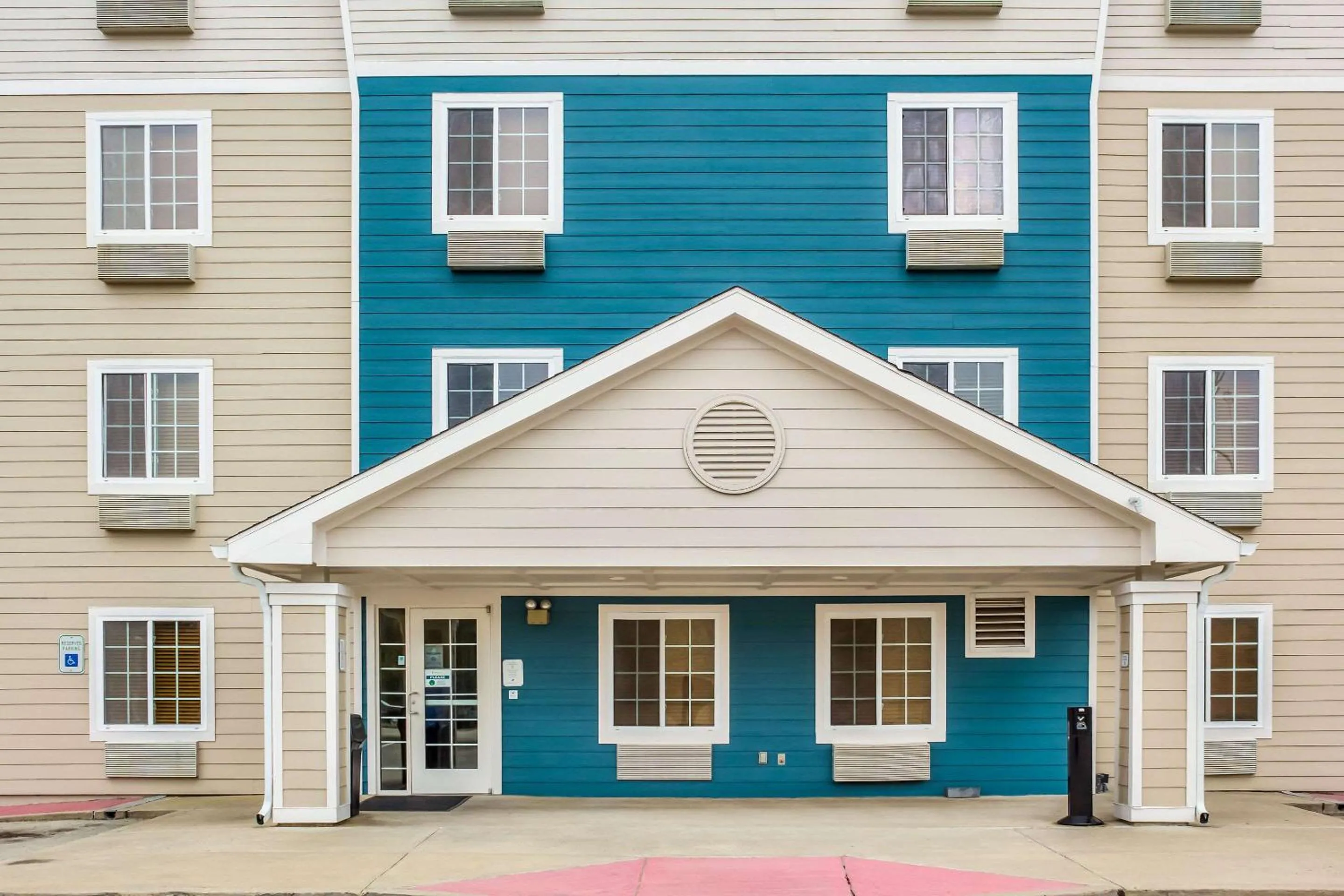 Property building in WoodSpring Suites Conroe