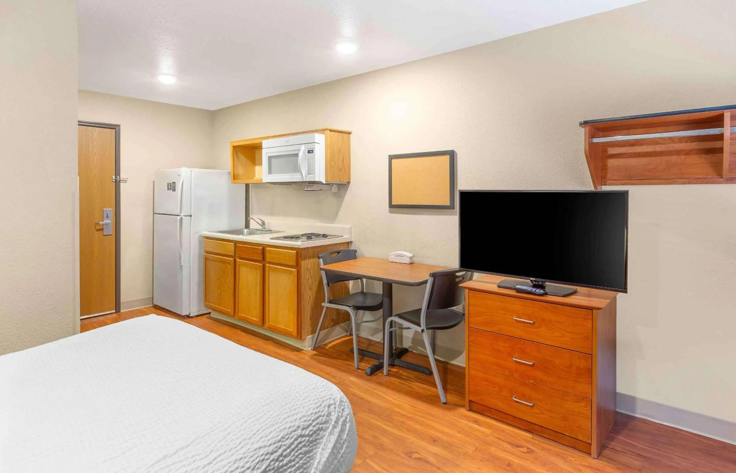 Bedroom, Bed in Extended Stay America Select Suites - Wilmington - West