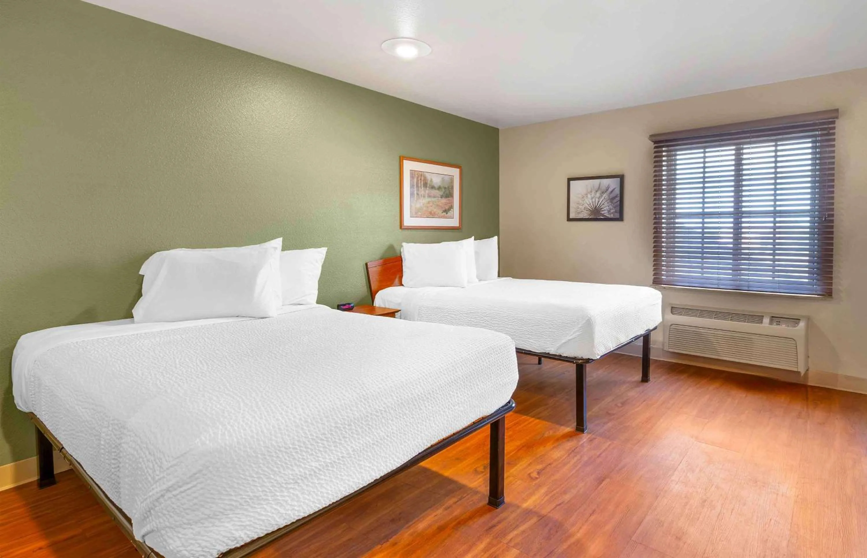 Bedroom, Bed in Extended Stay America Select Suites - Wilmington - West