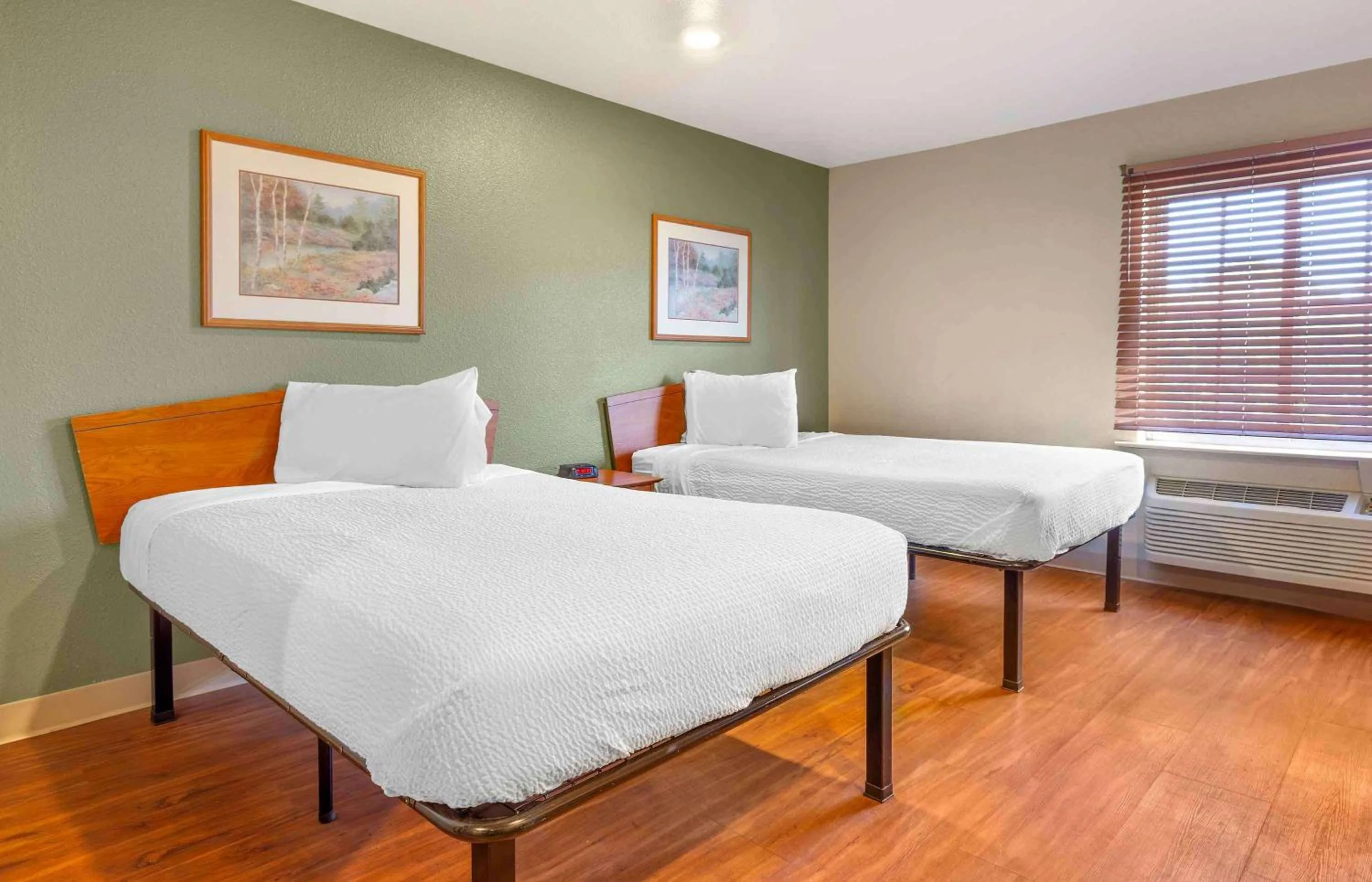 Bedroom, Bed in Extended Stay America Select Suites - Wilmington - West