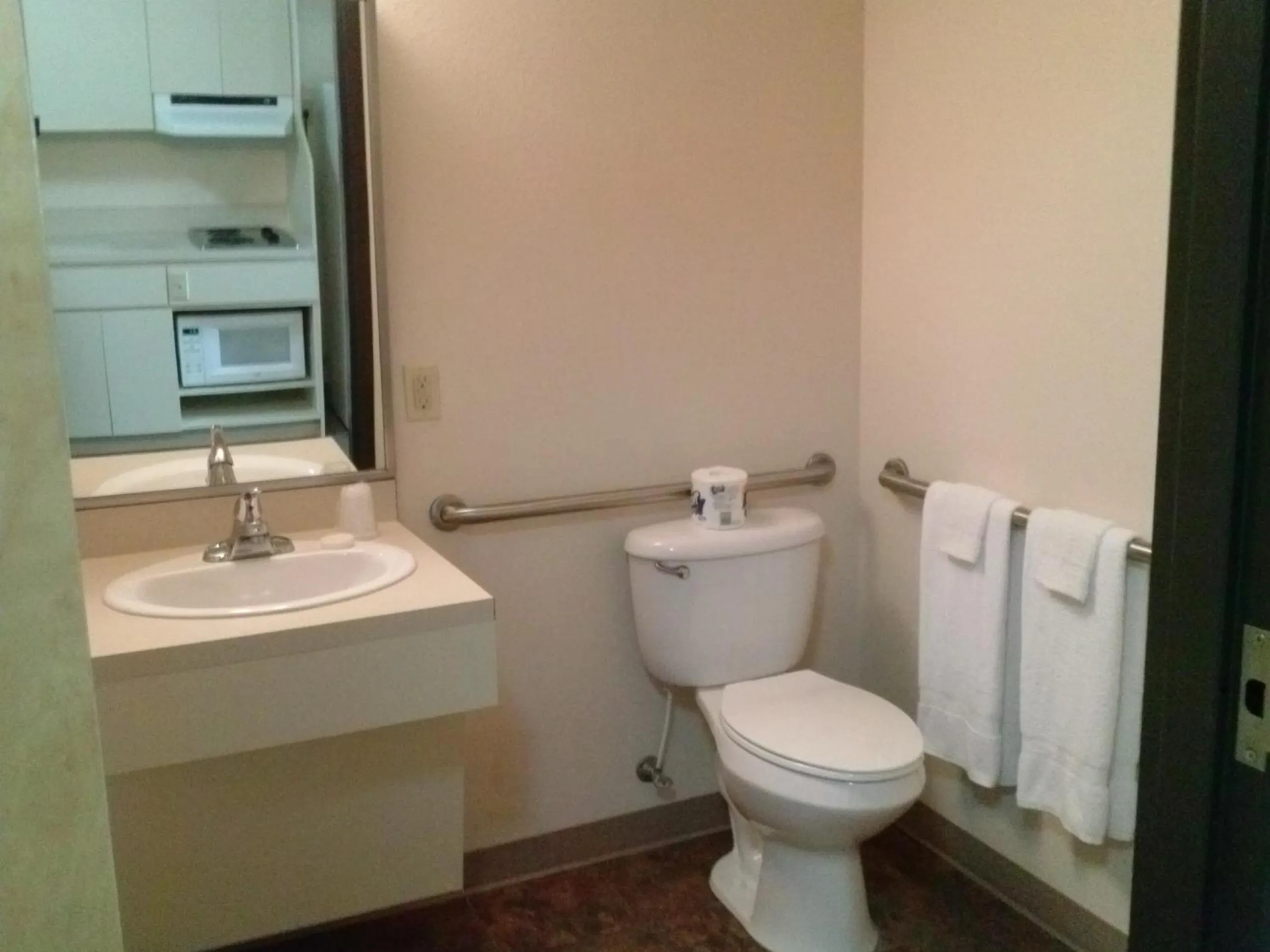 Bathroom in Best Studio Inn Homestead (Extended Stay)