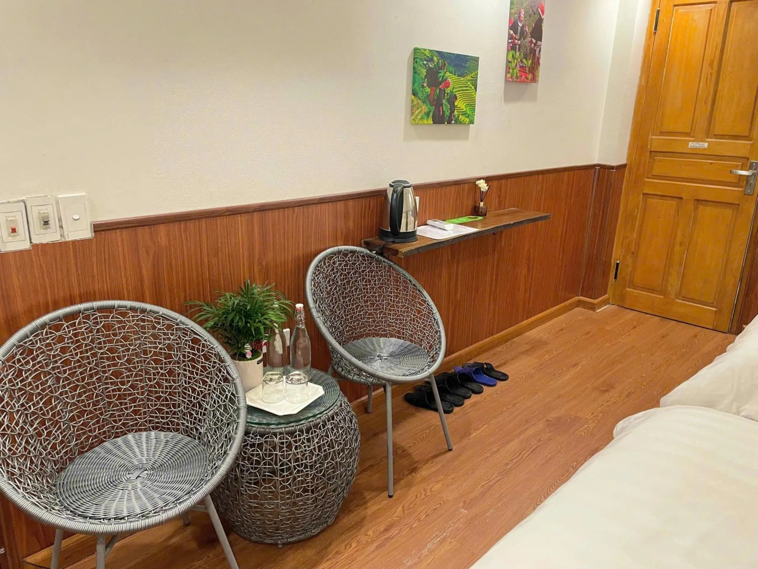 Seating area, Bed in Flaco Hostel Sapa