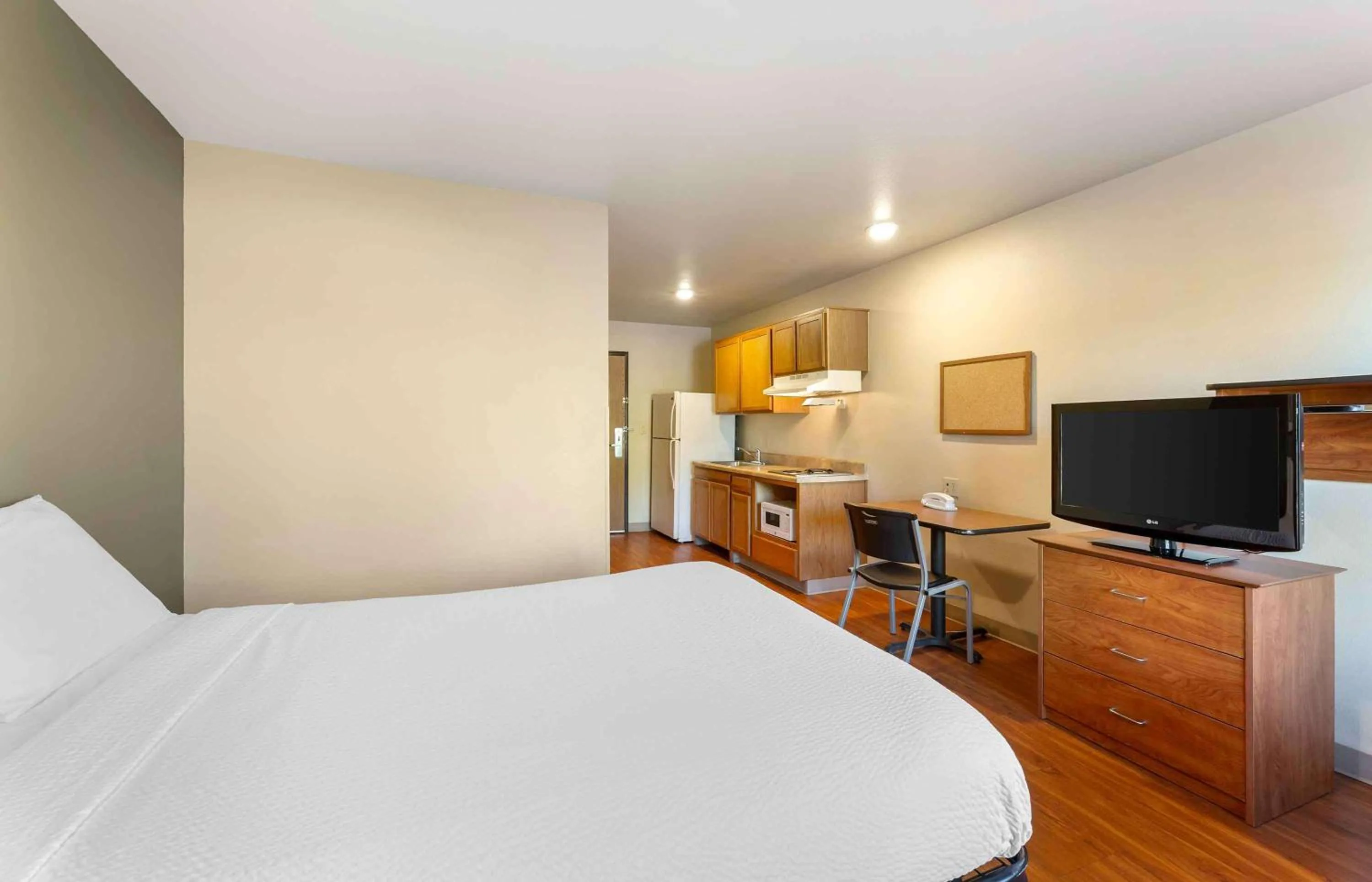Bedroom, Bed in Extended Stay America Select Suites - Akron - South