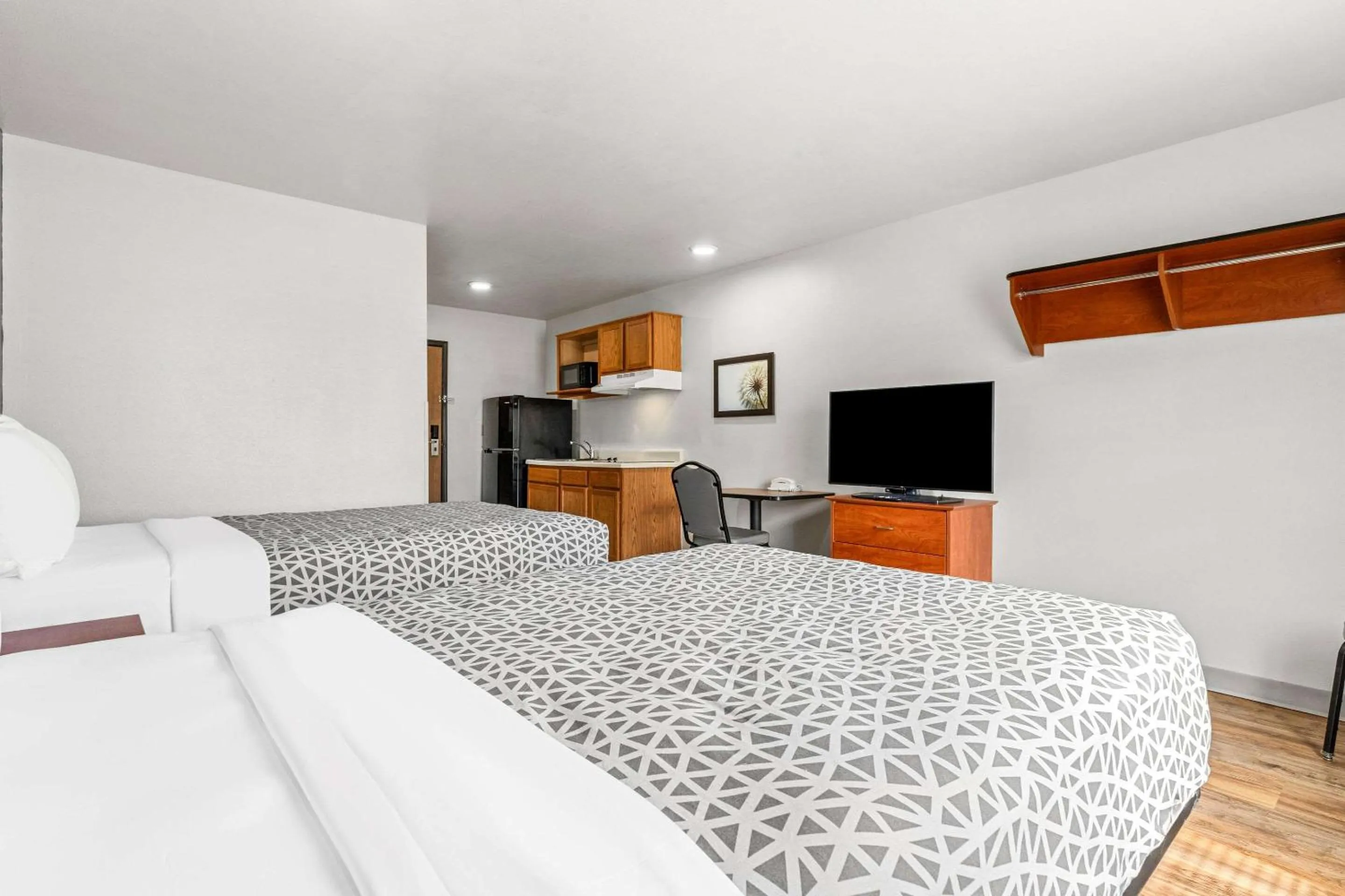 Bedroom, Bed in WoodSpring Suites Tulsa